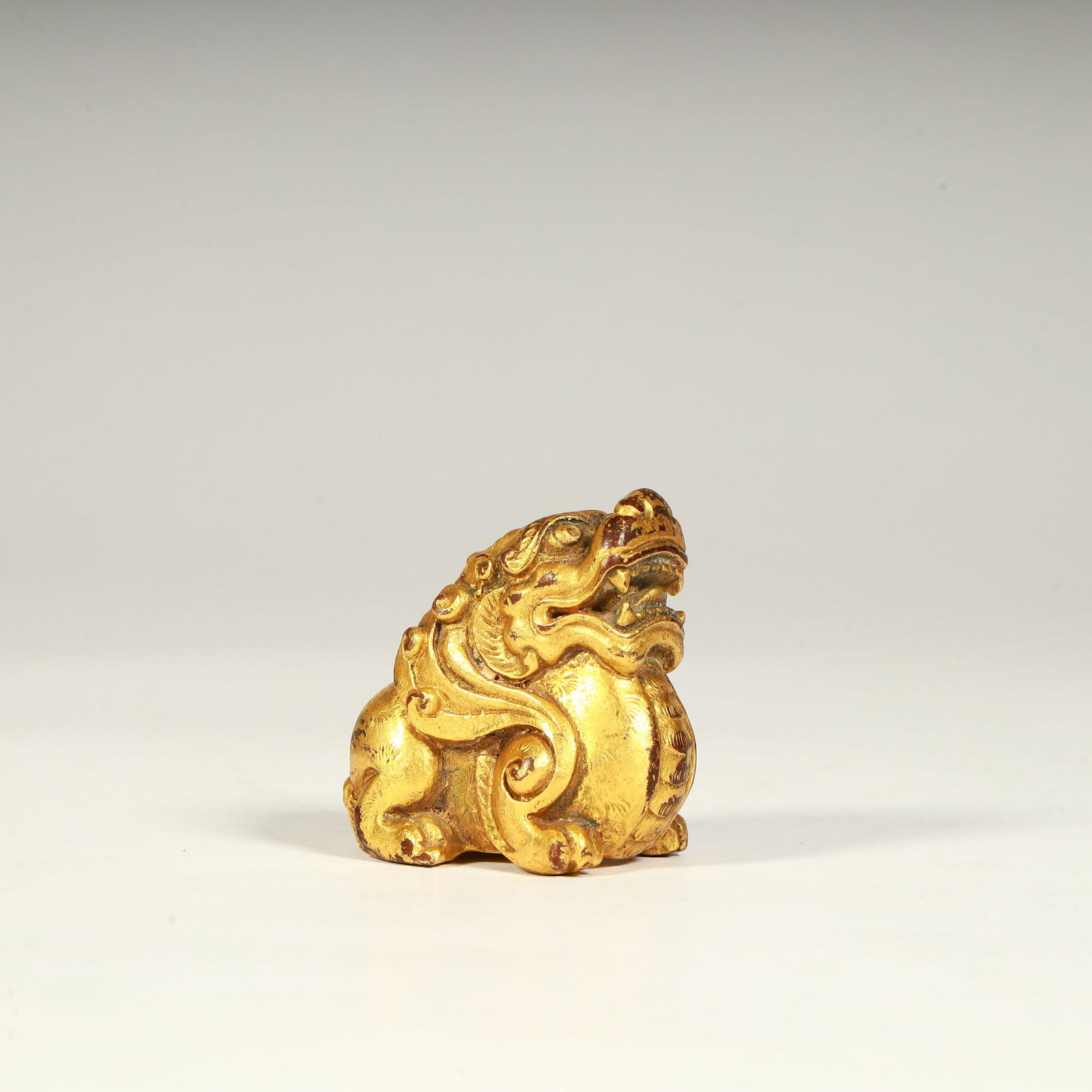 A copper-gilt beast paperweight from the Han Dynasty: Han Dynasty copper gilt beast paperweight Size:H:4cmL: 4cmW:2.8cmW:147g (The Dimensions Of All Batches Are Manually Measured.If You Need More Detailed Information, Please Contact Our Customer Service