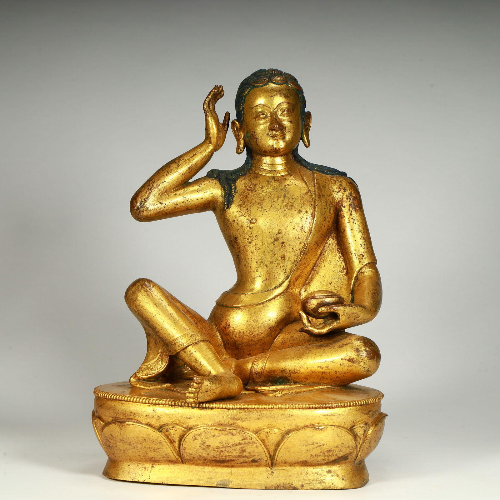 A seated statue of Venerable Milarepa in bronze gilt in the Qing Dynasty: Seated statue of Venerable Milarepa in bronze gilt in the Qing Dynasty Size:H:30cmL: 21cmW:17cmW:5.5kg (The Dimensions Of All Batches Are Manually Measured.If You Need More Detailed Information, Pleas