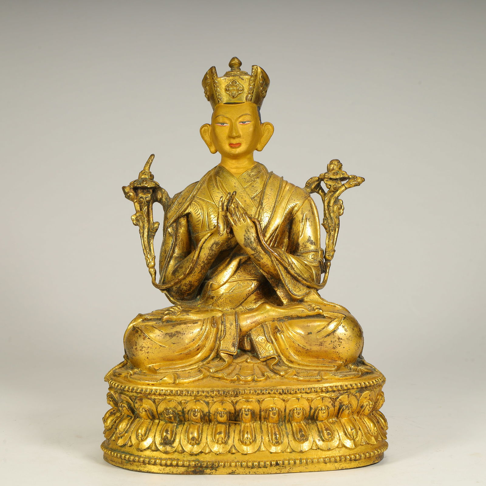 A seated statue of a copper-gilt Kagyu guru in the Qing Dynasty: Seated statue of the Qing Dynasty copper-gilt Kagyu Guru Size:H:23cmL: 15cmW:11cmW:1.5kg (The Dimensions Of All Batches Are Manually Measured.If You Need More Detailed Information, Please Contact Our