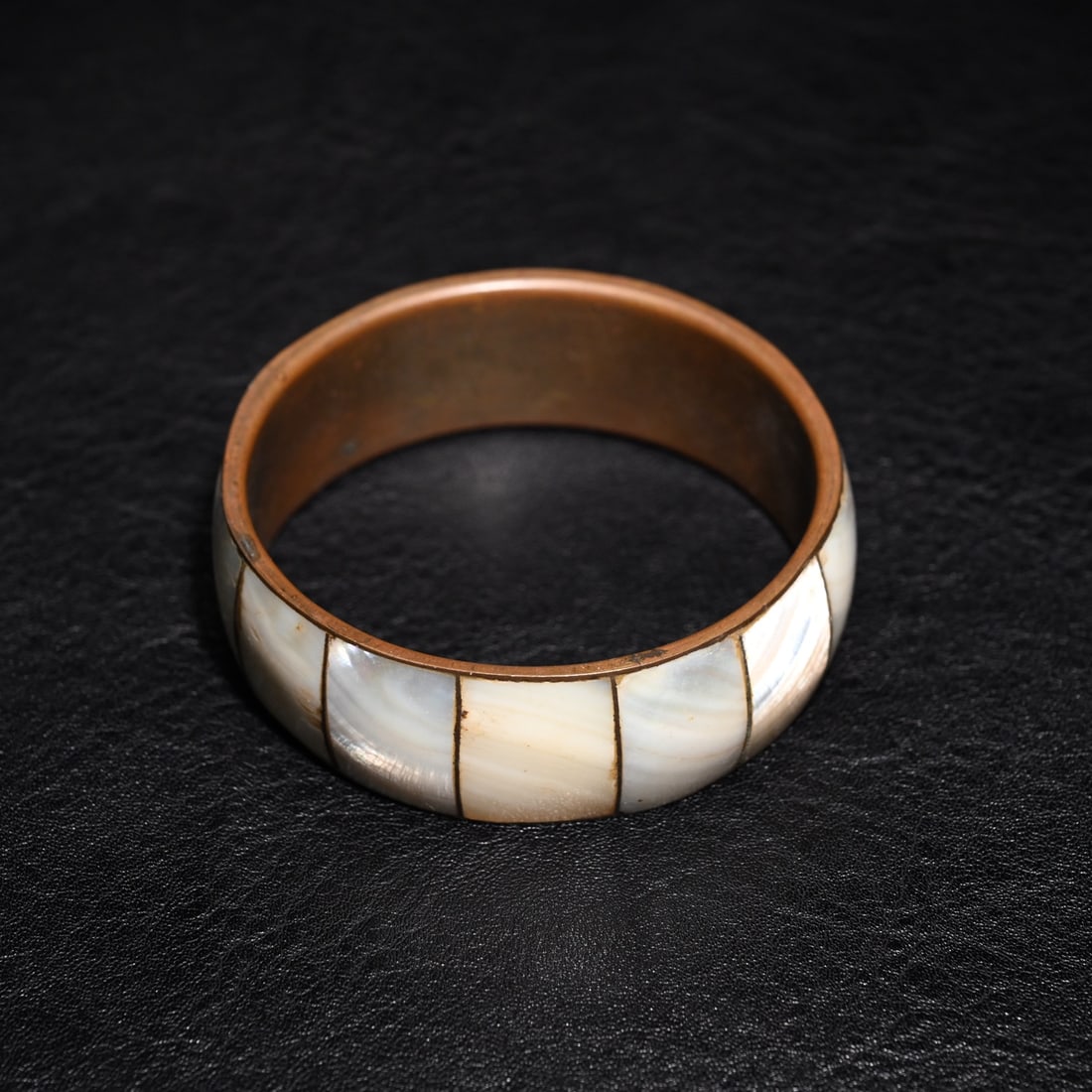 A fine copper tire inlaid screw bracelet: Exquisite copper tire inlaid screw bracelet Size:Thick:2.3cmlnsidediameter:6.1cmW:0.061kg (The Dimensions Of All Batches Are Manually Measured.If You Need More Detailed Information, Please Contact Our