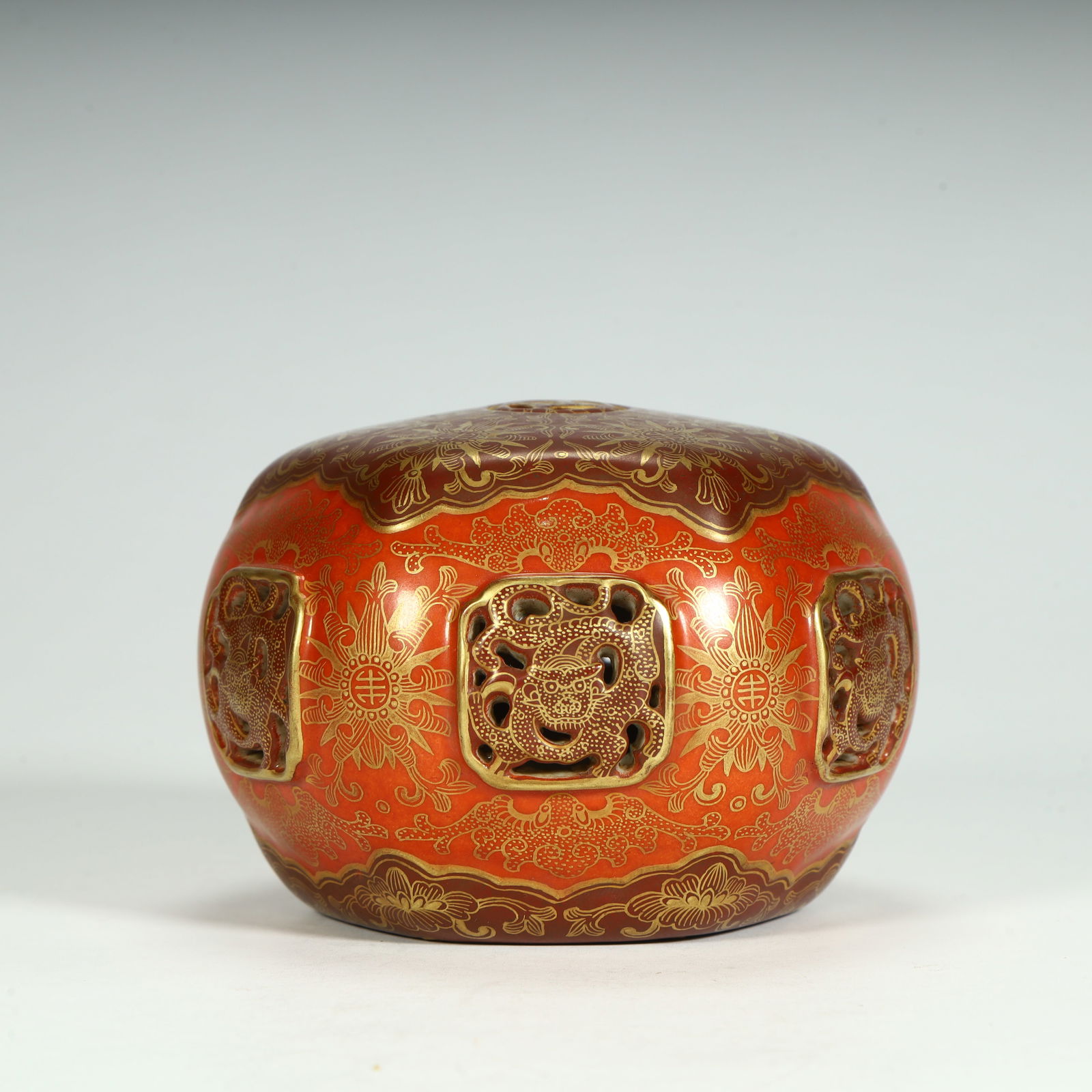 A hand warmer with a flower-patterned hollow dragon pattern made in the Qianlong period of the Qing: Qing Dynasty Qianlong year made of entwined flower pattern hollow dragon pattern hand warmer Size:H:6.5cmL: 9.5cmW:9.5cmW:264g (The Dimensions Of All Batches Are Manually Measured.If You Need More Det