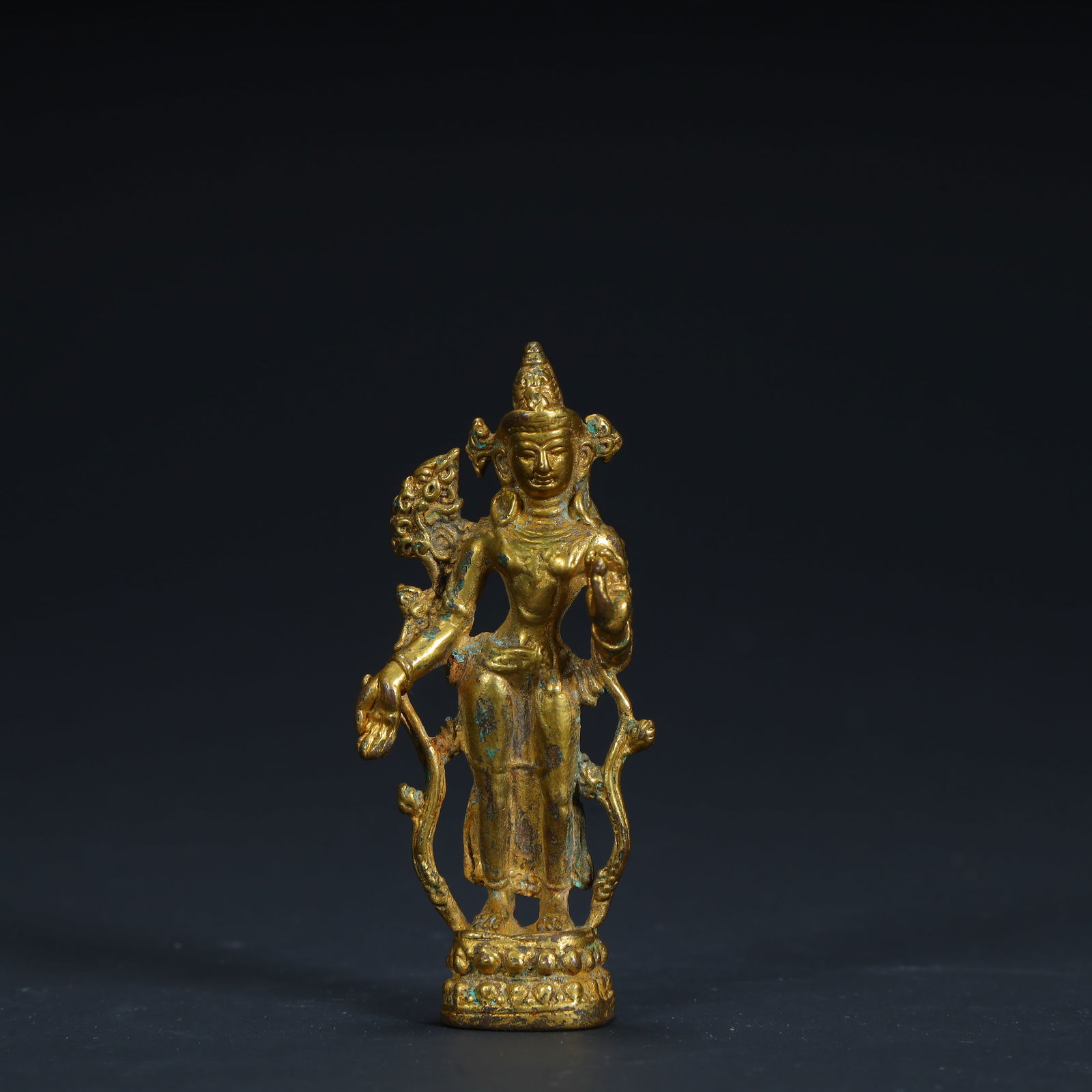 A Tang Dynasty copper gilt green Tara statue: Tang Dynasty copper gilt green Tara statue Size:H:6.5cmL: 2.8cmW:1.2cmW:33g (The Dimensions Of All Batches Are Manually Measured.If You Need More Detailed Information, Please Contact Our Customer Serv