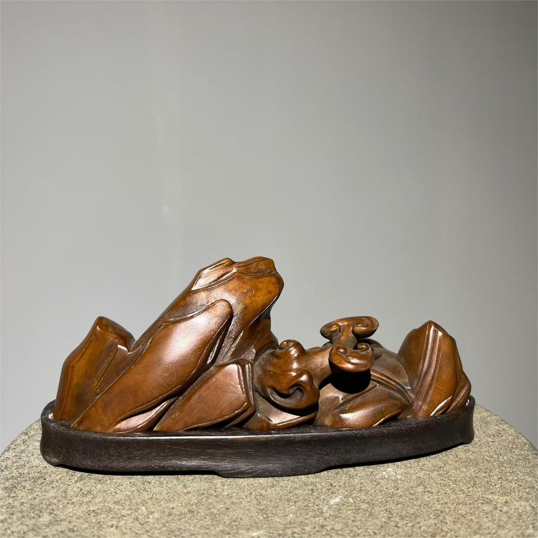 A beautiful boxwood carving Shanzi Ganoderma pen holder: Exquisite boxwood carving Shanzi Ganoderma pen holder Size:L:15cmH:6.5cm (The Dimensions Of All Batches Are Manually Measured.If You Need More Detailed Information, Please Contact Our Customer Service