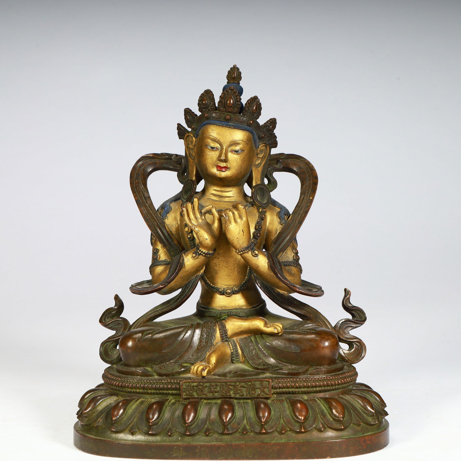 A seated statue of the Qing Dynasty Qianlong bronze gilt Great Sun Tathagata: Qing Dynasty Qianlong bronze gilt sun statue seated Size:H:18cmL: 14cmW:10cmW:1.7kg (The Dimensions Of All Batches Are Manually Measured.If You Need More Detailed Information, Please Contact Our Custo