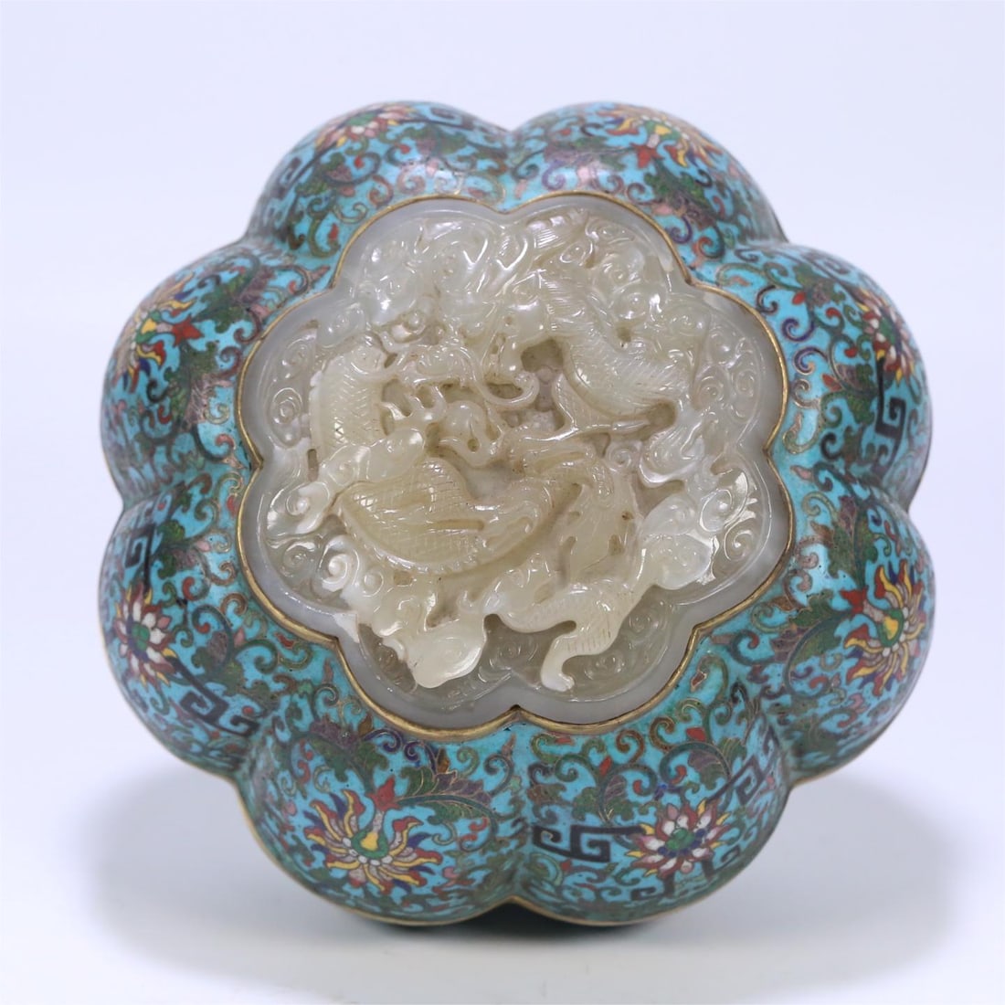 A cloisonné inlaid Hetian jade dragon pattern melon ridge lid box made in the Qianlong period of: The cloisonné inlaid Hetian jade dragon pattern melon ridge lid box made in the Qianlong period of the Qing Dynasty Size:18x12cmW:1.7522kg (The Dimensions Of All Batches Are Manually Measured.If You