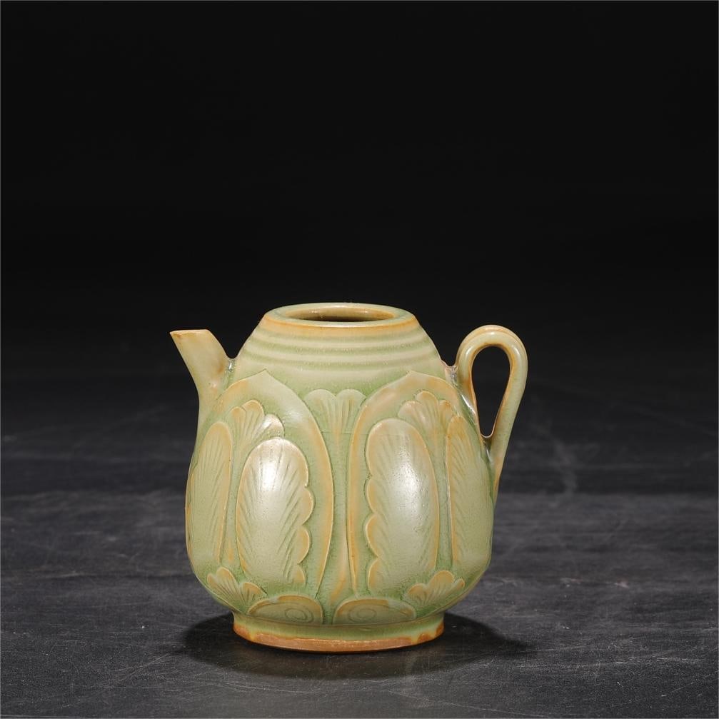 A small pot with a carved floral pattern from the Yaozhou kiln in the Song Dynasty (1 of 8)