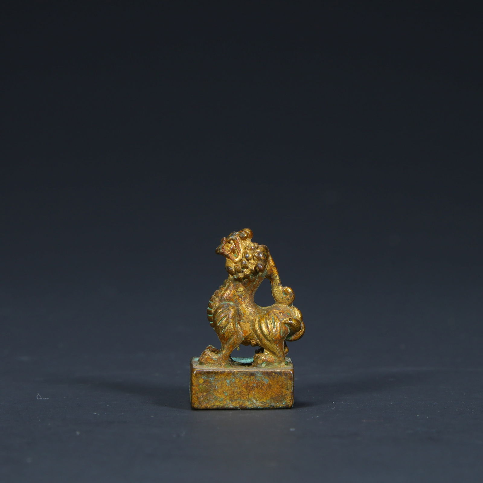 A private seal of the Han Dynasty's copper gilt evil protection button (1 of 7)