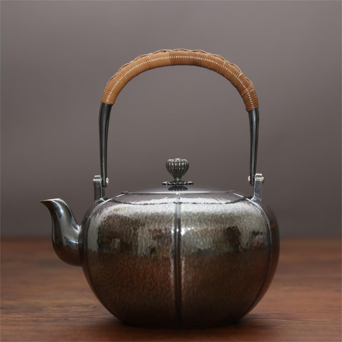 A fine Japanese silver pot: Exquisite Japanese silver pot Size:15×17cmW:429g (The Dimensions Of All Batches Are Manually Measured.If You Need More Detailed Information, Please Contact Our Customer Service Before Bidding.)