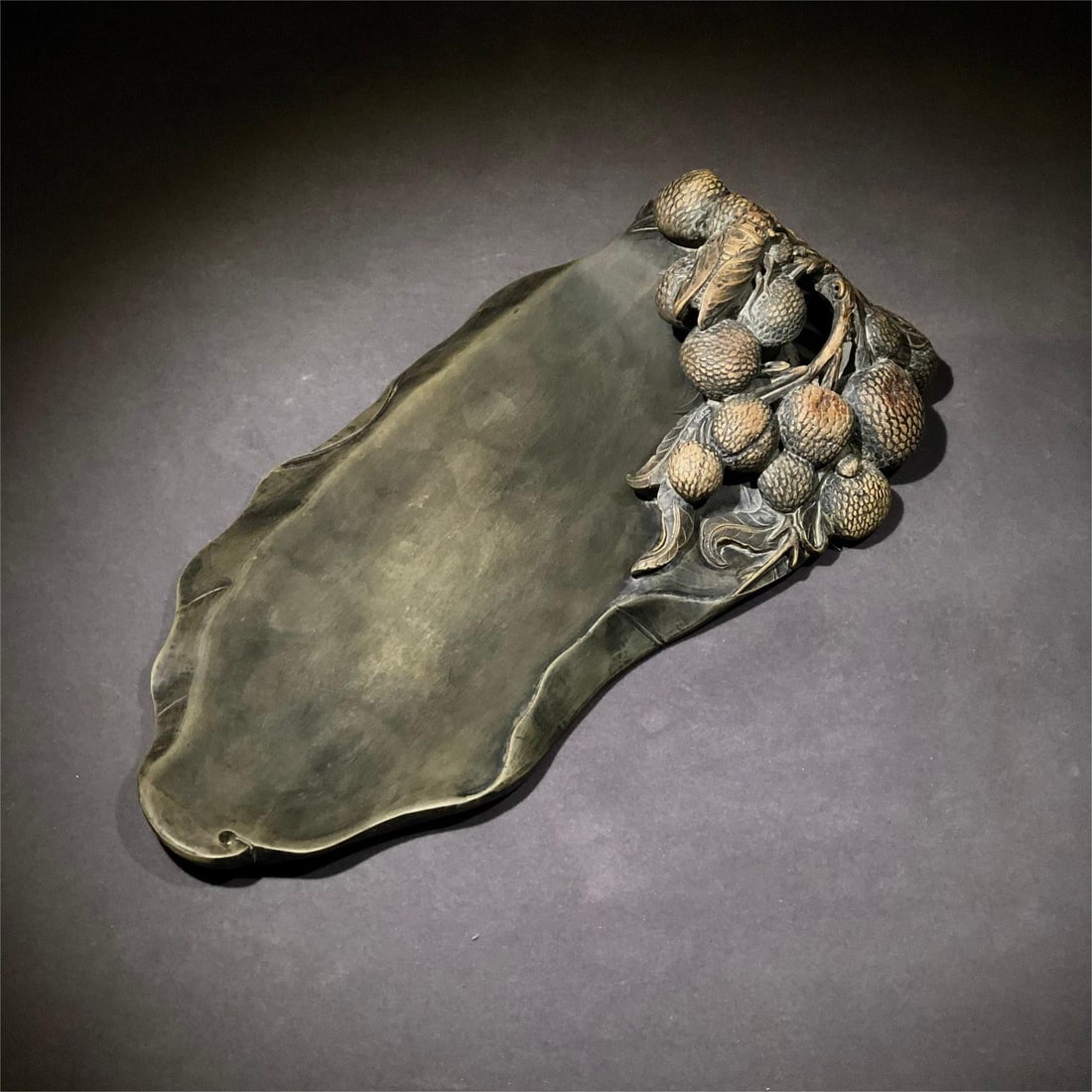 A green end of Kong Xiangxi's style: The green end of Kong Xiangxi's model is cleverly combined with natural stone color, carved lychee and cicada design, cleverly carved, finely carved, agile, realistic and vivid, double-sided hollow th