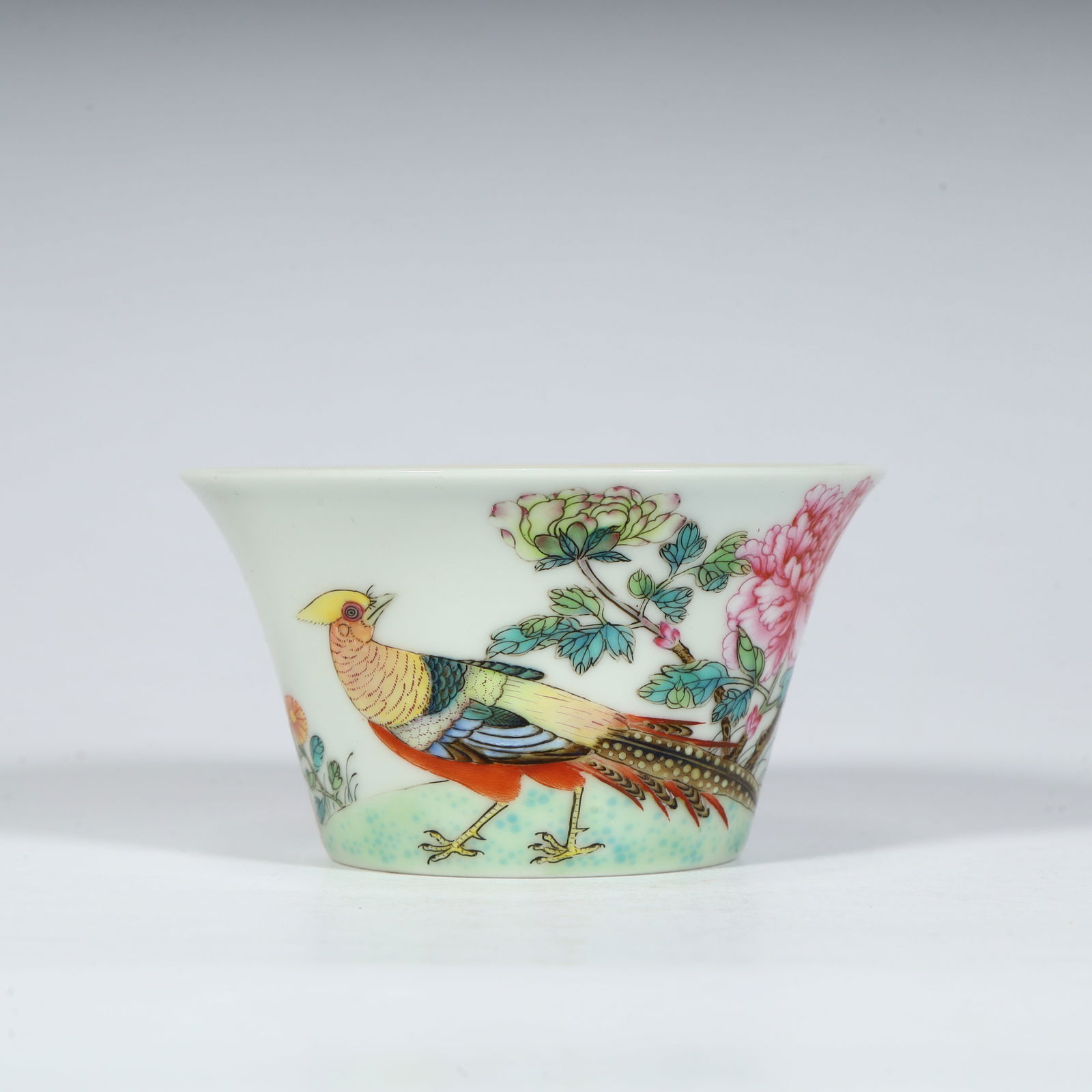 A pastel brocade chicken peony pattern horseshoe cup from the Qing Dynasty Qianlong (1 of 10)
