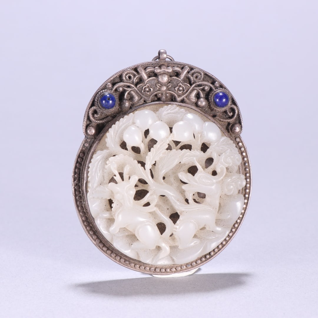 A pure silver inlaid Hetian jade pendant from the Qing Dynasty (1 of 9)