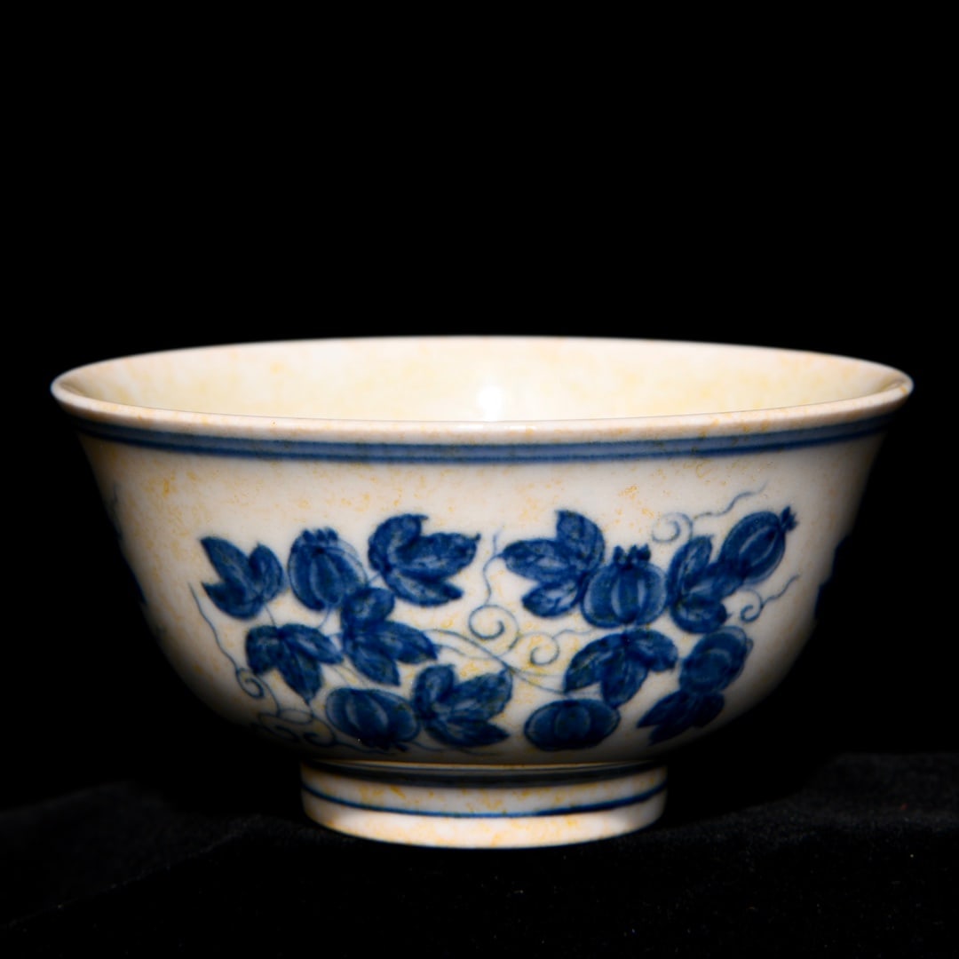 A blue and white melon fruit pattern cup made in the Chenghua year of the Ming Dynasty: The blue and white melon fruit pattern cup made in the Chenghua year of the Ming Dynasty Size:H:4.2cmD:8.2cm (The Dimensions Of All Batches Are Manually Measured.If You Need More Detailed Information,