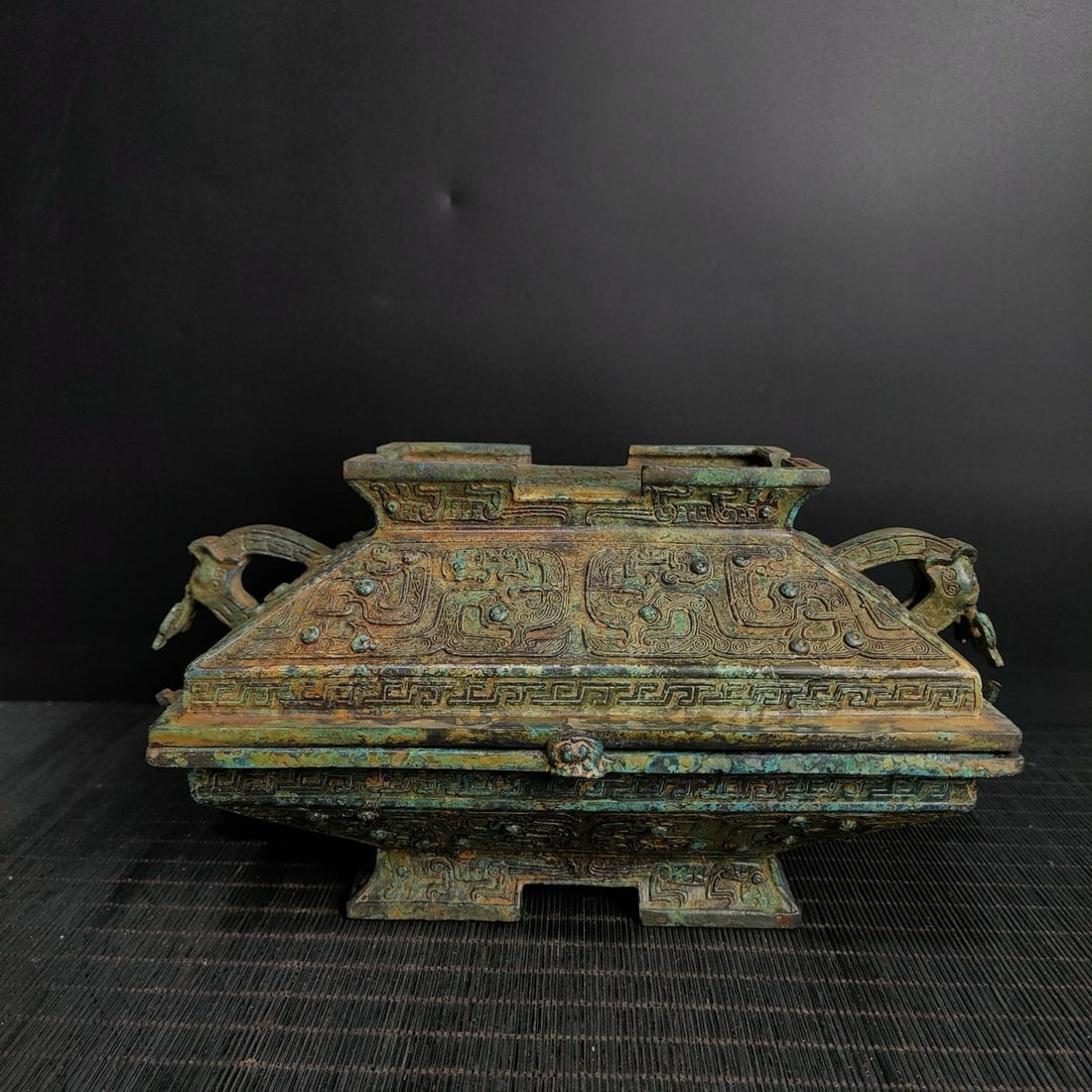 A bronze square shop of the Shang Zhou Dynasty: The bronze square shop of the Shang and Zhou dynasties Size:H:16cmW:26cmW:3.700kg (The Dimensions Of All Batches Are Manually Measured.If You Need More Detailed Information, Please Contact Our Custome