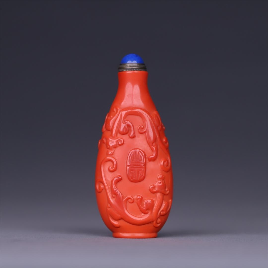 A Qianlong snuff bottle made in the Qianlong period of the Qing Dynasty (1 of 8)