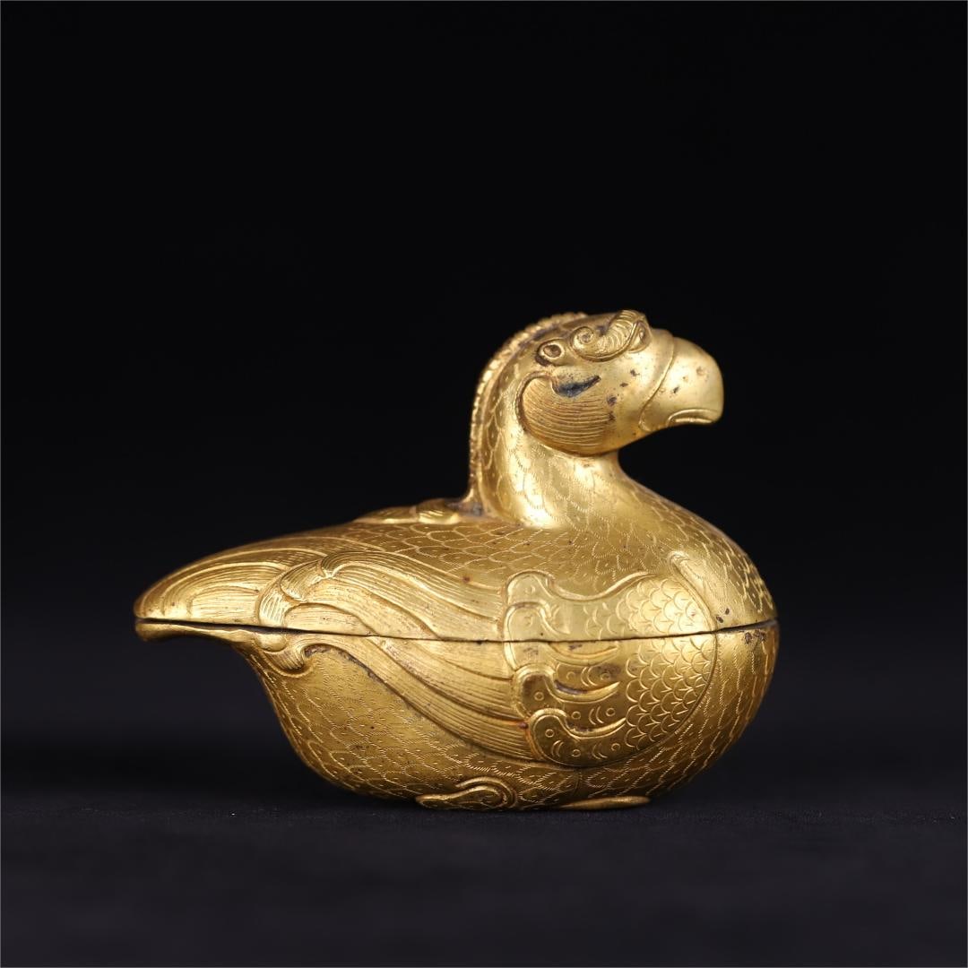 A copper-gilt mandarin duck lid box from the Song Dynasty (1 of 9)