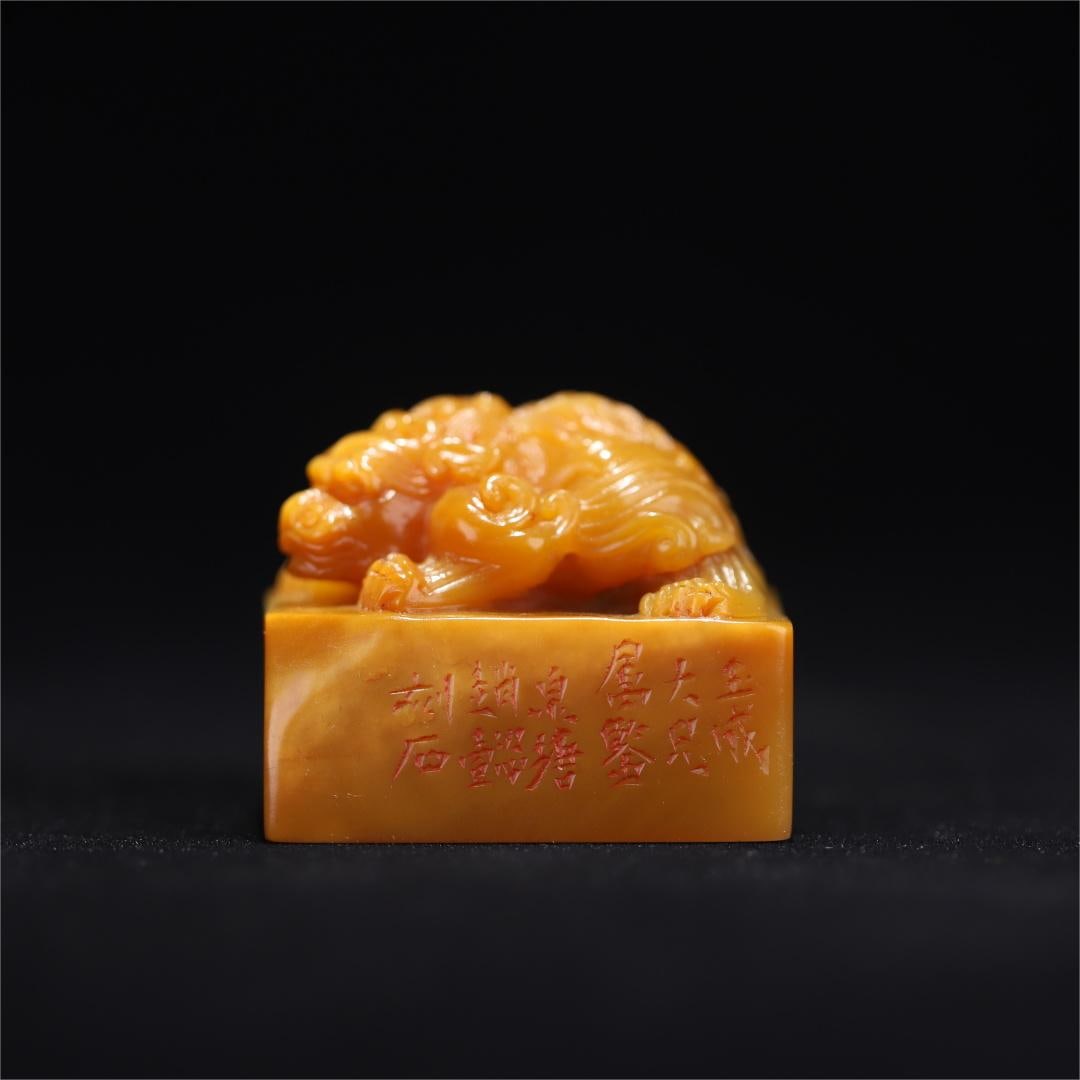 A Qing Dynasty Tian Huang Rui Beast Button Fangzhang: The color of the Qing Dynasty's Tian Huang Rui Beast Button Fang Zhang Tian Huang Stone is warm orange yellow, faintly appearing Tian Huang's iconic radish silk pattern texture, which is in line with