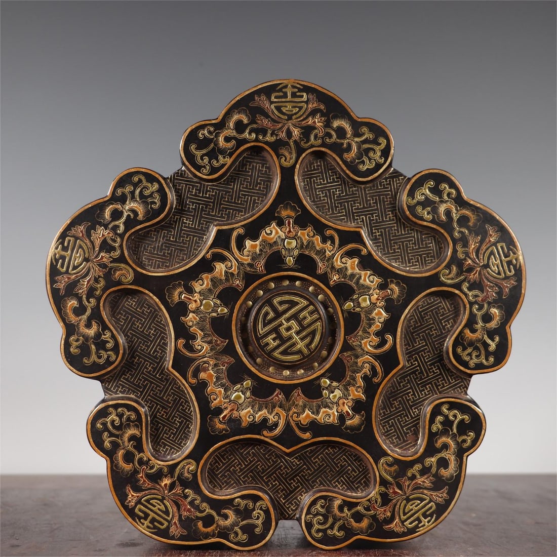 A beautiful lacquered gold-painted five-blessing holding the longevity study cover box: Exquisite lacquered gold-painted Wufu Longevity Study Box Lid Size:22.5x22x7.5cmW:600g (The Dimensions Of All Batches Are Manually Measured.If You Need More Detailed Information, Please Contact Our Cu