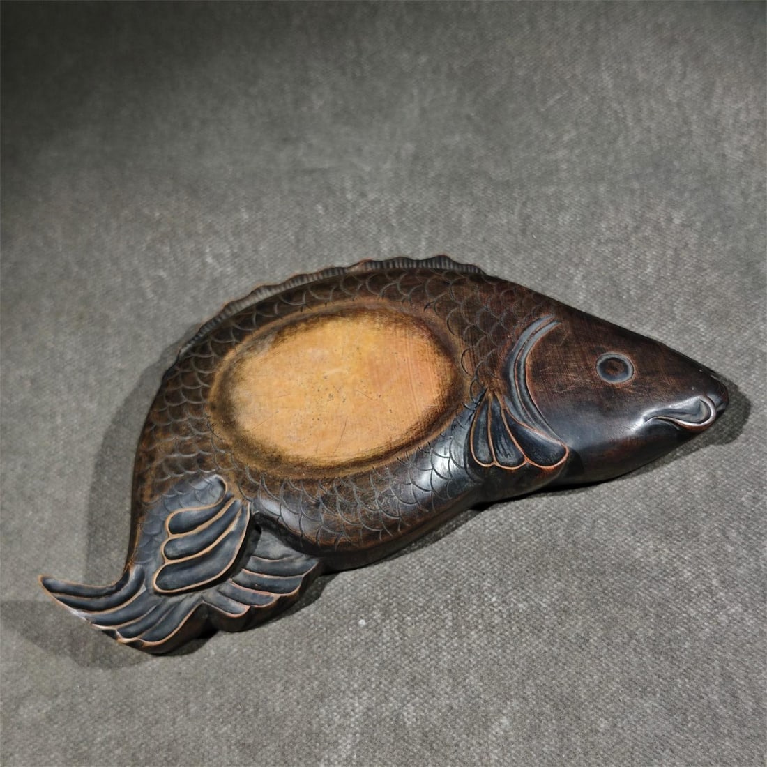 A red silk inkstone of Hong Ying's style (1 of 9)