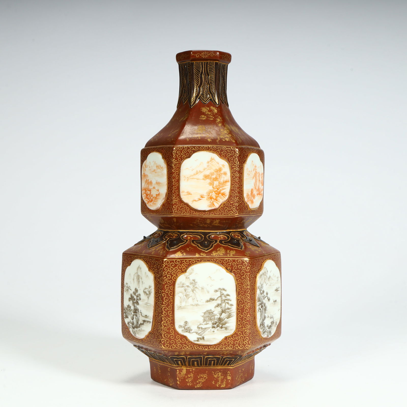 A hexagonal gourd bottle made in the Qianlong period of the Qing Dynasty with gold and gold on a (1 of 9)