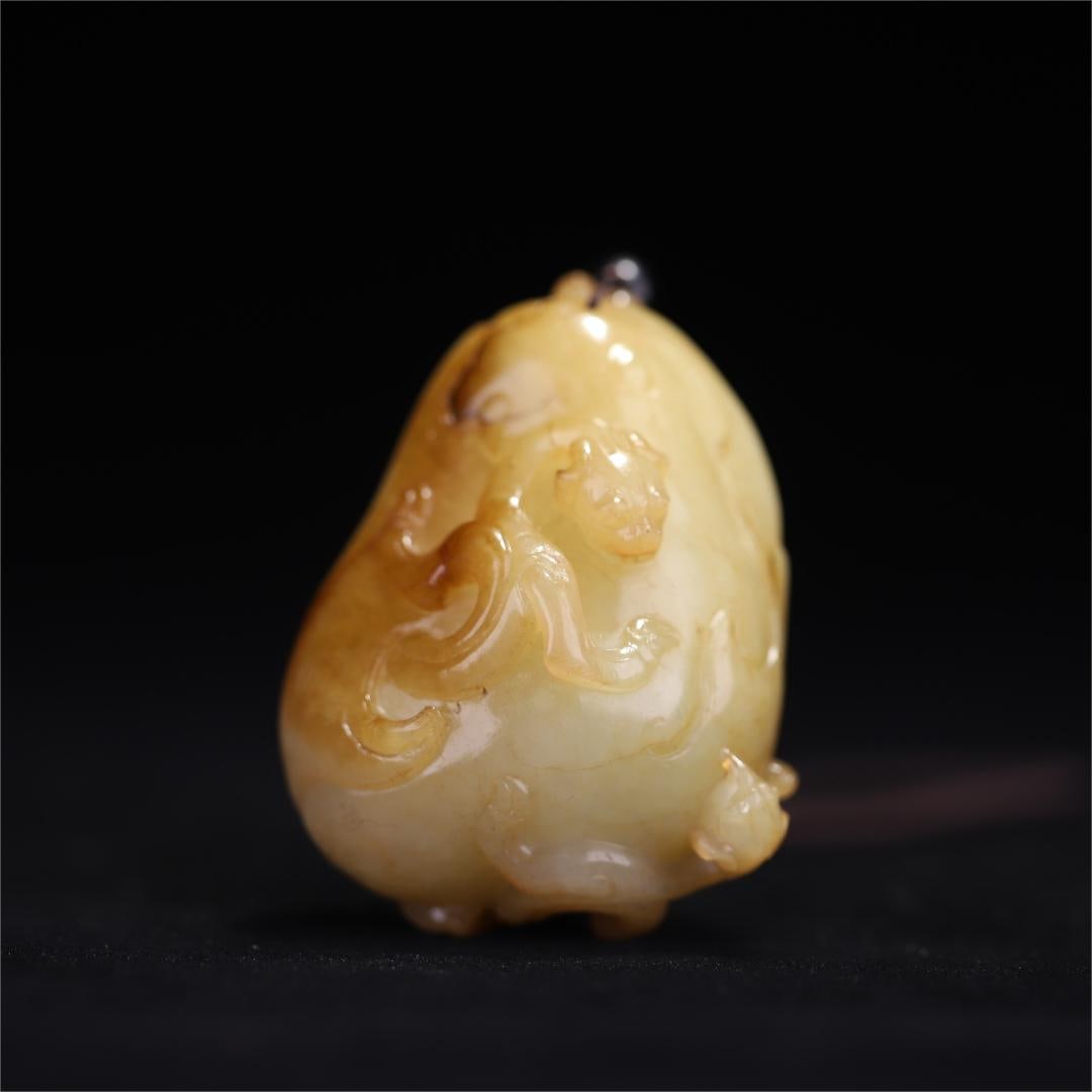 A Qing Dynasty Hetian jade sugar dragon pattern handle: Qing Dynasty Hetian jade sugar Qin dragon pattern handle Size:5.94.33.3cmW:0.103kg (The Dimensions Of All Batches Are Manually Measured.If You Need More Detailed Information, Please Contact Our Custom