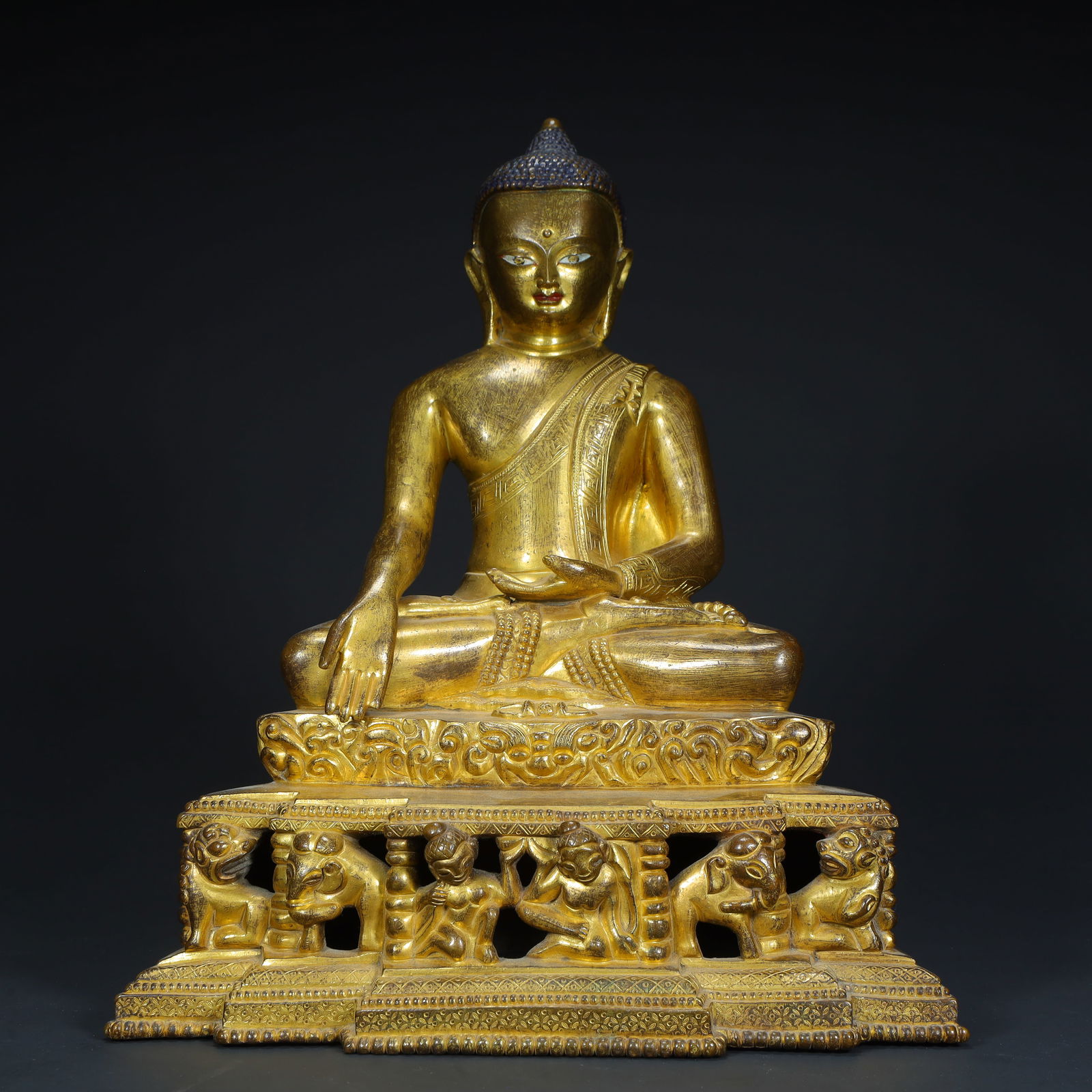 A bronze gilt statue of Shakyamuni Buddha from the Qing Dynasty: The bronze gilt statue of Shakyamuni Buddha in the Qing Dynasty Size:H:27cmL: 23cmW:15cmW:4.3kg (The Dimensions Of All Batches Are Manually Measured.If You Need More Detailed Information, Please Conta