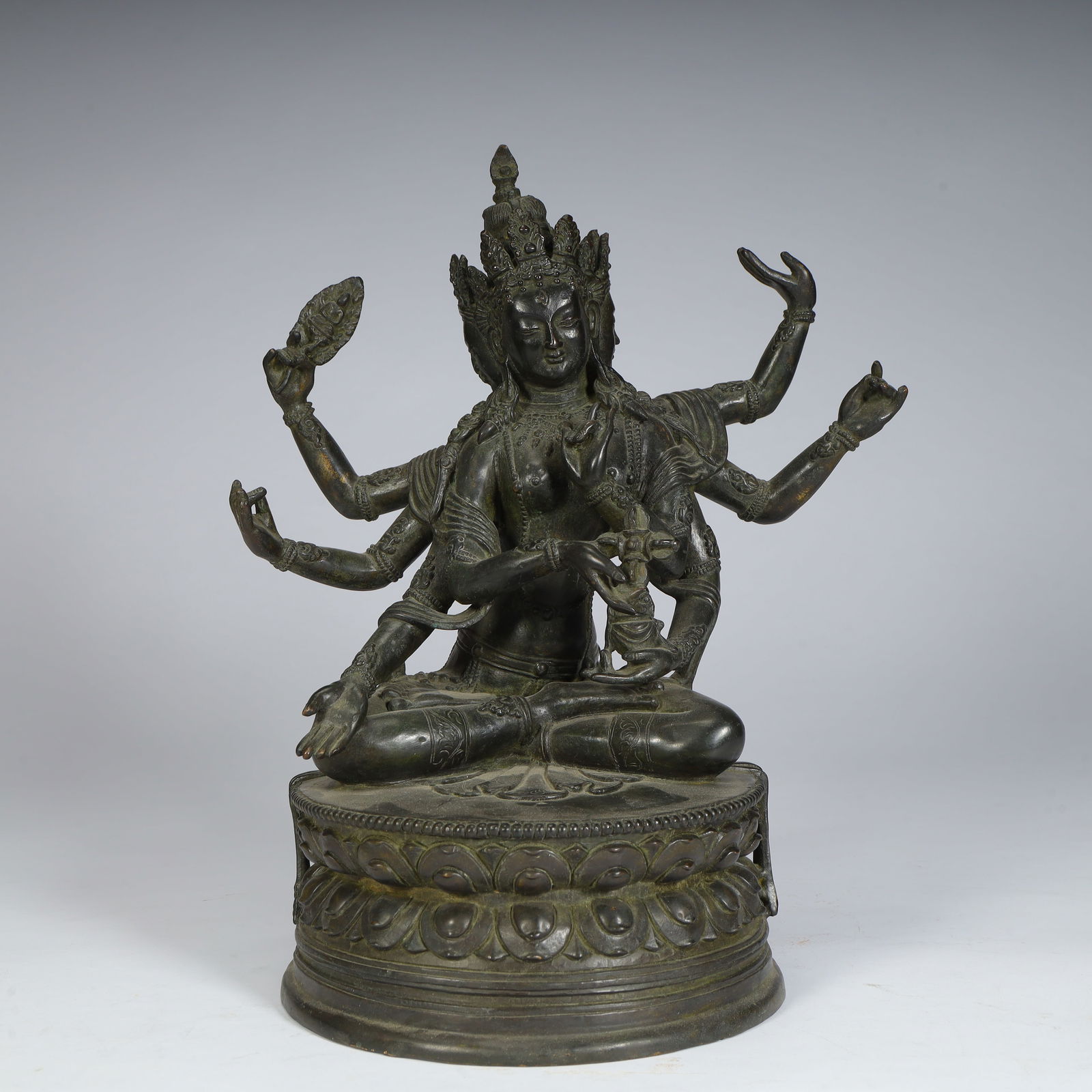 A seated statue of the Ming Dynasty bronze tire with three sides and six arms (1 of 18)