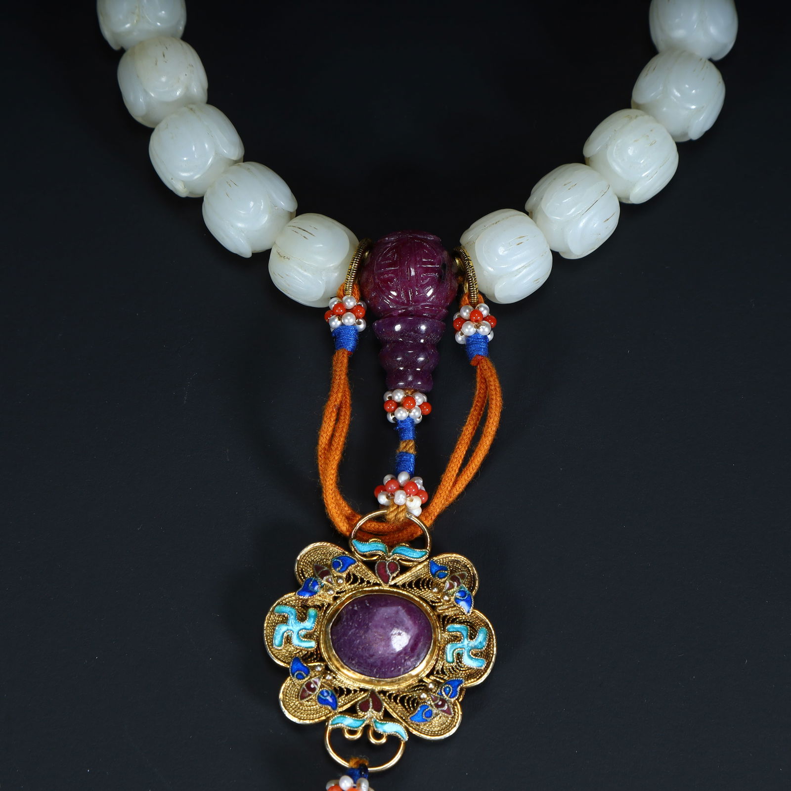 A piece of Hetian white jade melon ribbed eighteen pieces of the Qing Dynasty is held: The eighteen sons of Hetian white jade melon ribbed in the Qing Dynasty are held Size:D:1.5cmW:117g (The Dimensions Of All Batches Are Manually Measured.If You Need More Detailed Information, Please C