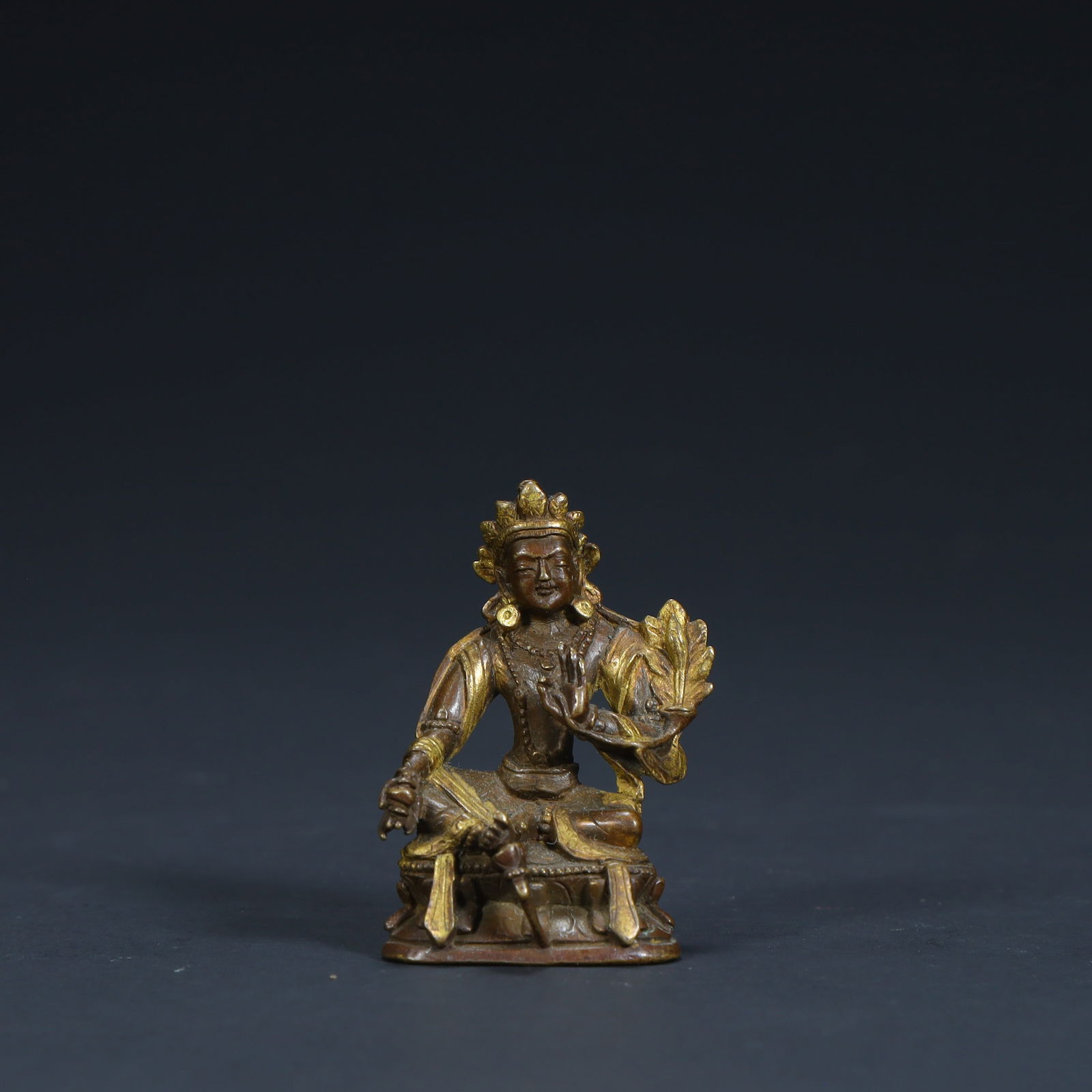 A statue of Tara, a bronze clay golden green Tara from the Qing Dynasty: The statue of Tara in the Qing Dynasty Size:H:3.5cmL: 2.5cmW:2cmW:19g (The Dimensions Of All Batches Are Manually Measured.If You Need More Detailed Information, Please Contact Our Customer Service Be