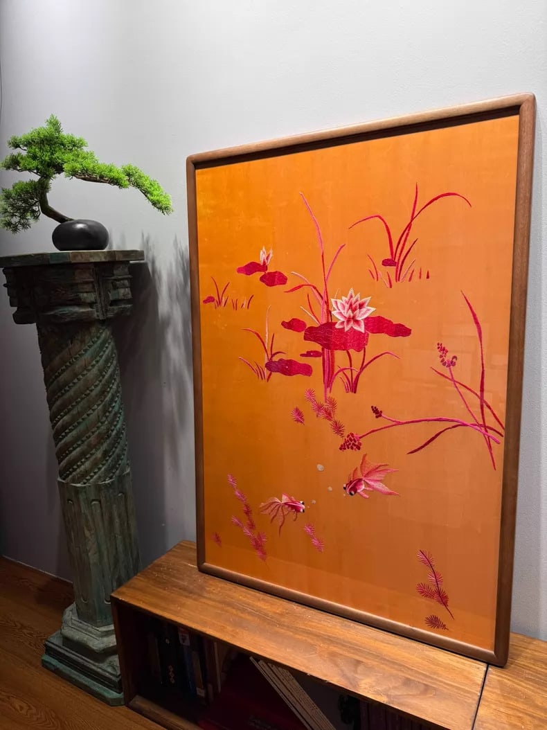 A Su embroidery of the Republic of China period is full of gold and jade: The Su embroidery during the Republic of China is full of gold and jade Size:110cmx79cm (The Dimensions Of All Batches Are Manually Measured.If You Need More Detailed Information, Please Contact Our C