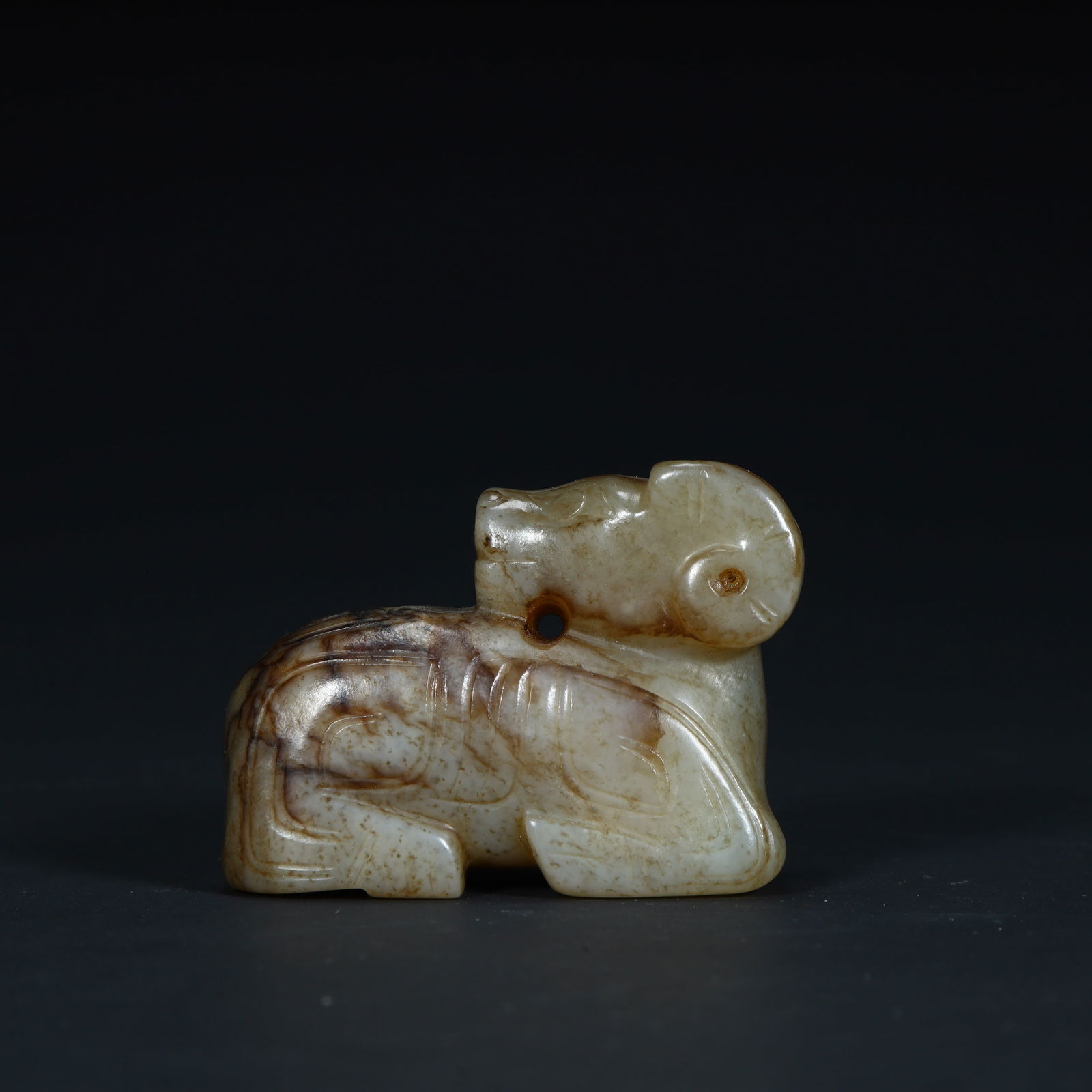 A beautiful blue and white jade colored lying sheep pendant: Exquisite blue and white jade colored lying sheep pendant Size:H:4cmL: 5.5cmW:2.5cmW:97g (The Dimensions Of All Batches Are Manually Measured.If You Need More Detailed Information, Please Contact Our