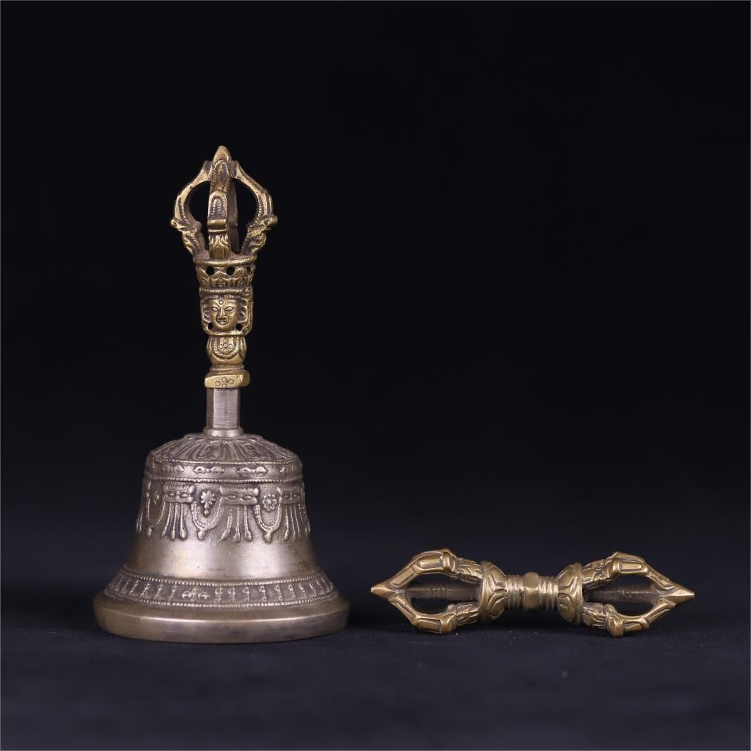 A set of Buddhist copper vajra pestle ritual in the Qing Dynasty: Qing Dynasty Buddhist copper vajra bell pestle ritual This set of ritual instruments, bells, pestles, tongue hammers, well-preserved, no defects, no repairs, the original skin shell pulp is warm, the
