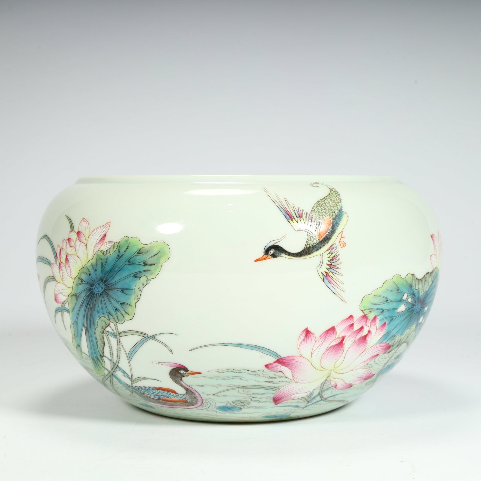 A pastel lotus pond mandarin duck pattern washed in the Qing Dynasty: Qing Dynasty pastel lotus pond mandarin duck pattern washing Size:H:10.5cmL: 19cmW:19cmW:1109g (The Dimensions Of All Batches Are Manually Measured.If You Need More Detailed Information, Please Contac