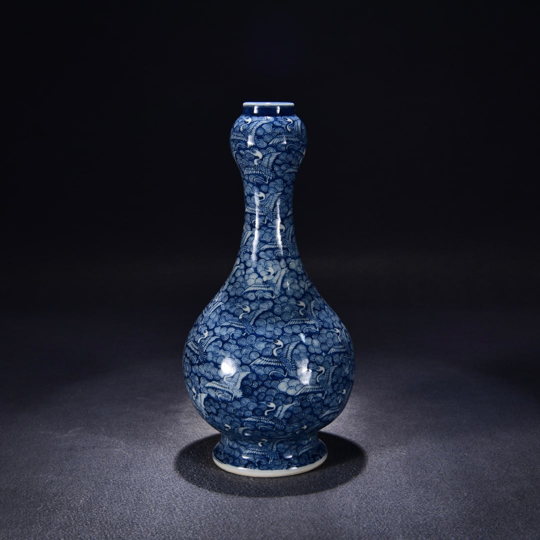 A blue and white hundred cranes garlic bottle made in the Longqing year of the Ming Dynasty: The blue and white hundred cranes picture garlic bottle made in the Longqing year of the Ming Dynasty Size:H:35cmW:16cm (The Dimensions Of All Batches Are Manually Measured.If You Need More Detailed I