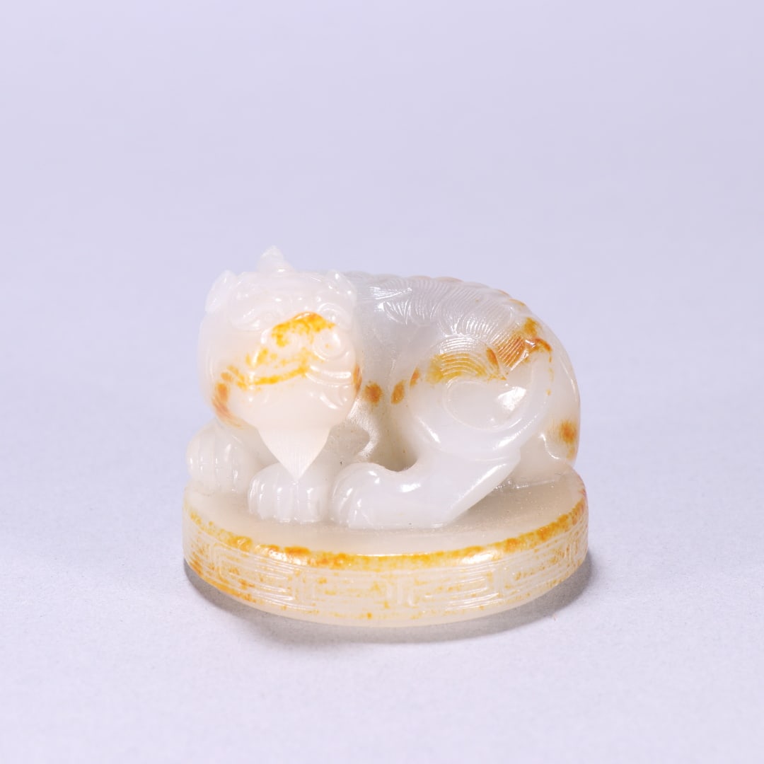 A beautiful Hetian jade seed material dragon button seal (1 of 9)