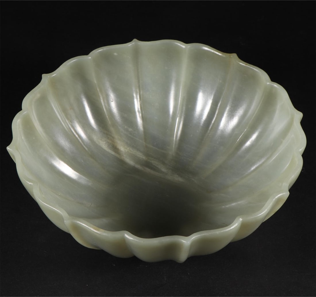 A large bowl of Hetian jade melon and water chestnut in the Qing Dynasty (1 of 9)