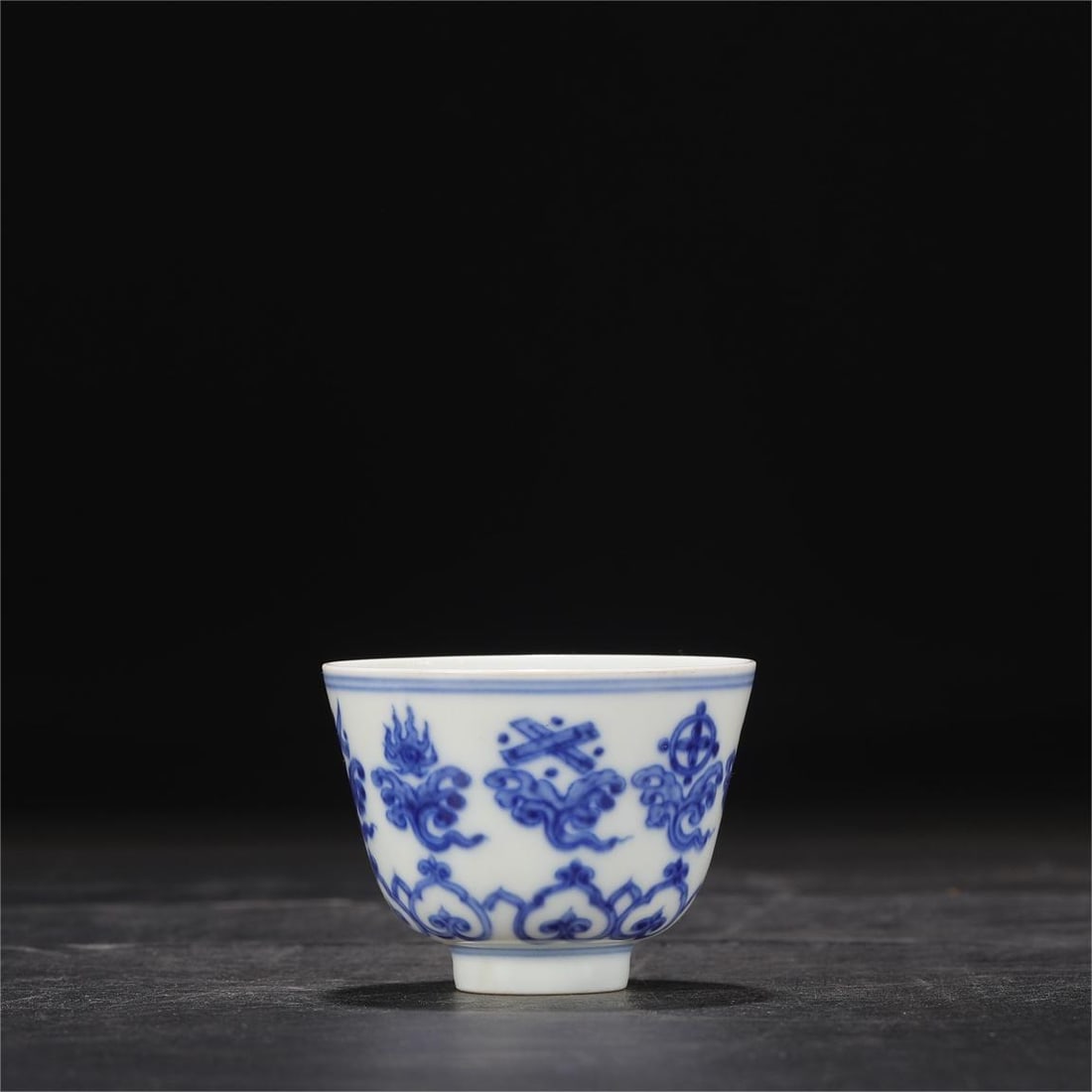 A blue and white eight-treasure pattern bell cup made in the Ming Dynasty Chenghua year: The blue and white eight-treasure pattern bell cup made in the Chenghua year of the Ming Dynasty Size:H:5.5cmCalibre:7cm (The Dimensions Of All Batches Are Manually Measured.If You Need More Detailed