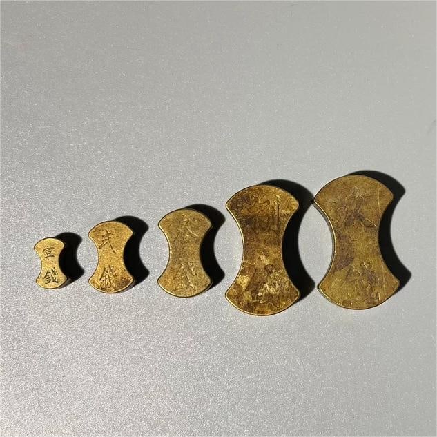 A set of exquisite weights: Fine weights (The Dimensions Of All Batches Are Manually Measured.If You Need More Detailed Information, Please Contact Our Customer Service Before Bidding.)
