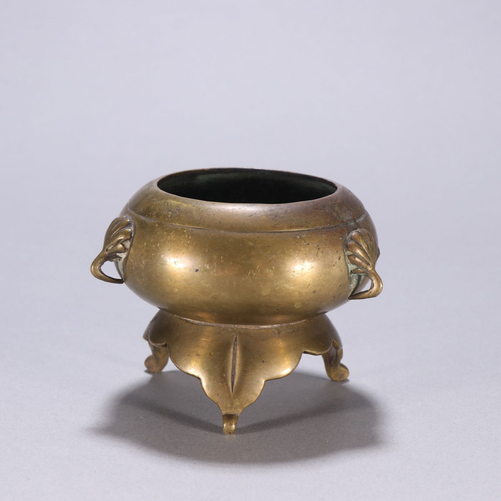 A fine copper three-legged incense burner: Exquisite copper three-legged incense burner Size:H:6.2cmW:8.2cmW:0.1229kg (The Dimensions Of All Batches Are Manually Measured.If You Need More Detailed Information, Please Contact Our Customer Servi