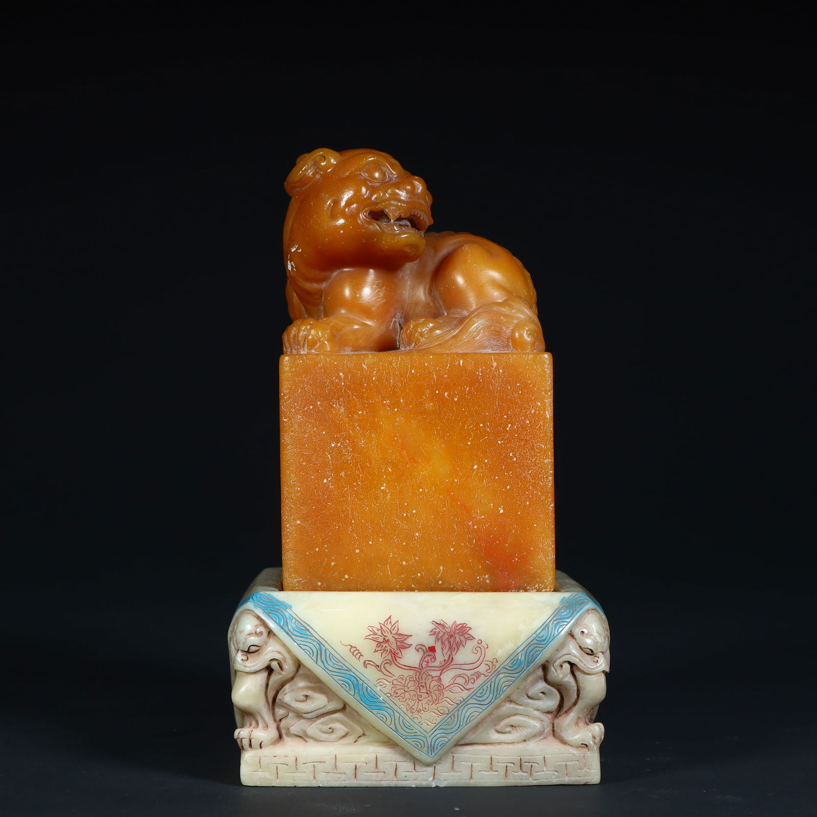 A Qing Dynasty Tian Huangshi beast button seal: Qing Dynasty Tian Huangshi beast button seal Size:H:14.5cmL: 8cmW:8cmW:1374g (The Dimensions Of All Batches Are Manually Measured.If You Need More Detailed Information, Please Contact Our Customer Ser