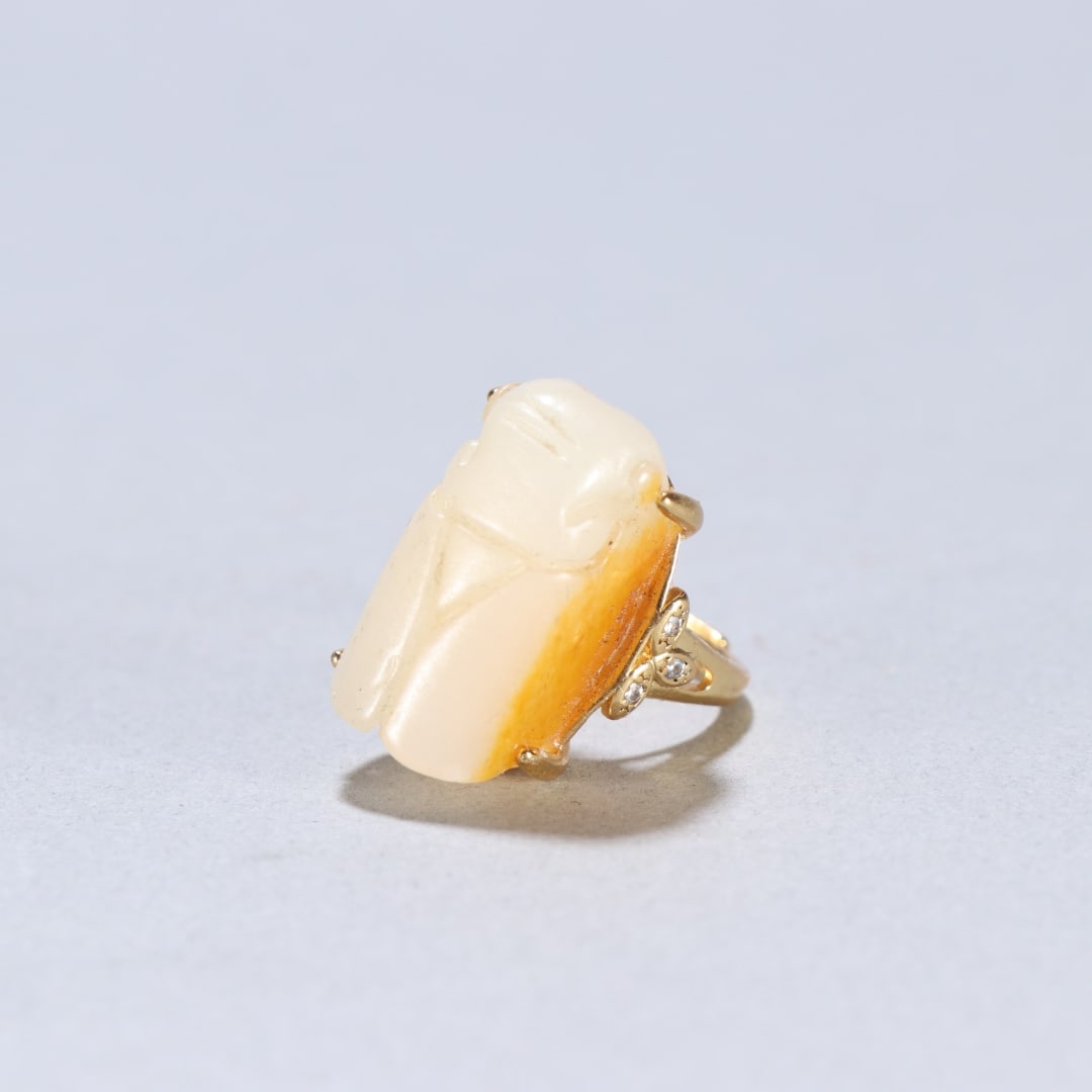 A beautiful Hetian jade seed material cicada ring (1 of 9)
