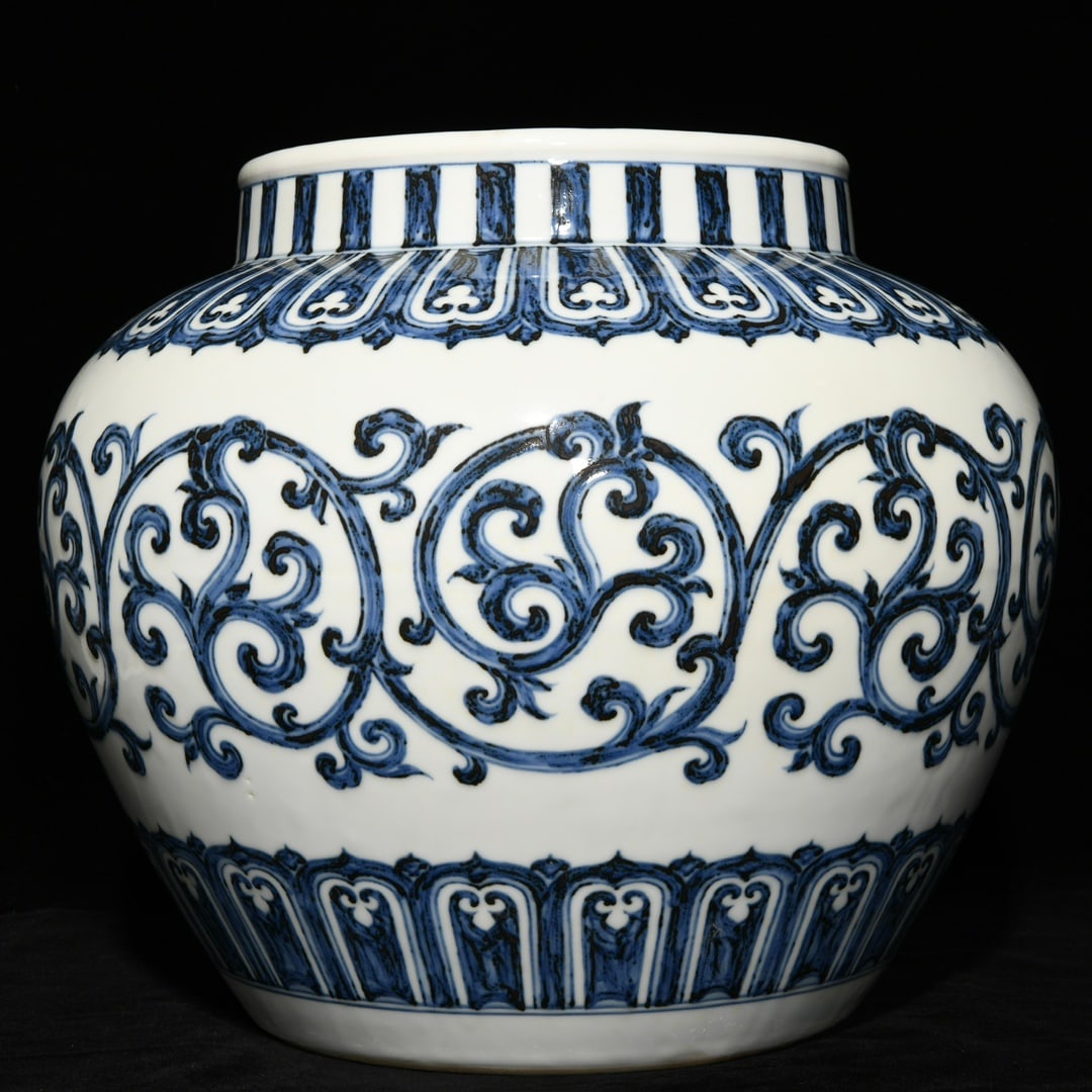A blue and white entwined floral pattern jar made in the Xuande year of the Ming Dynasty (1 of 9)