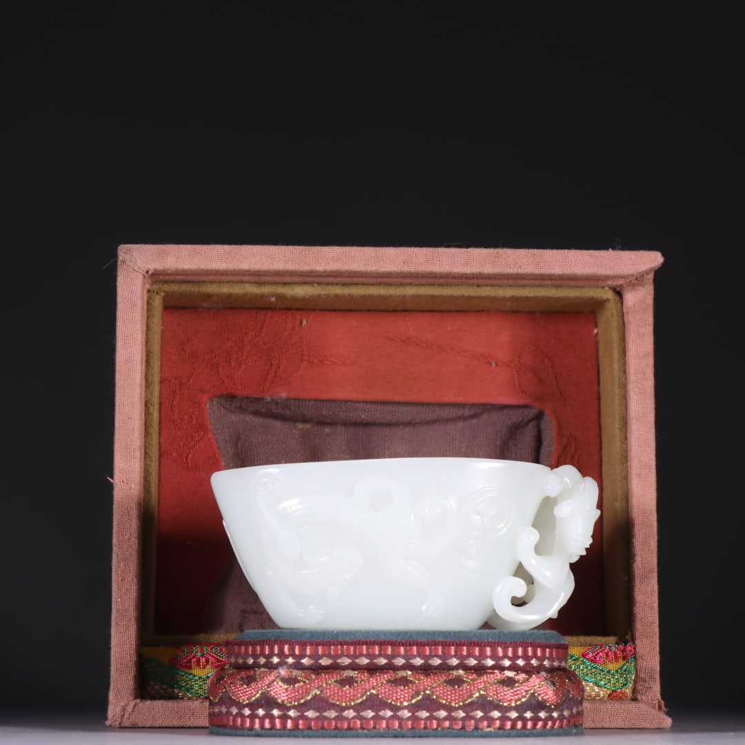 A Qing Dynasty Hetian jade dragon pattern cup (1 of 9)