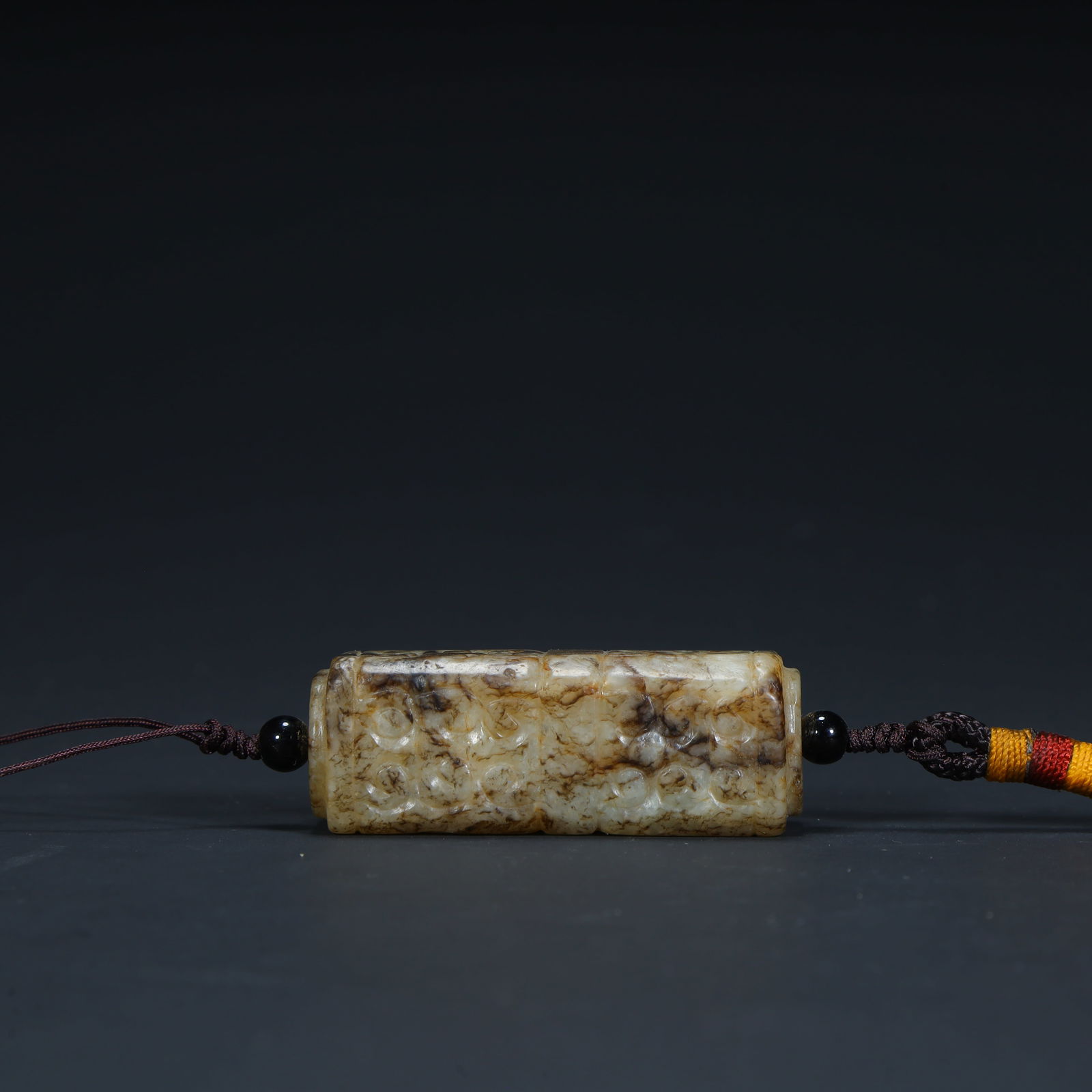 A piece of Han Dynasty blue and white jade hooked with cloud-patterned jade: The green and white jade of the Han Dynasty is connected to the cloud pattern jade Size:H:5.3cmL: 2cmW:2cmW:53g (The Dimensions Of All Batches Are Manually Measured.If You Need More Detailed Informati