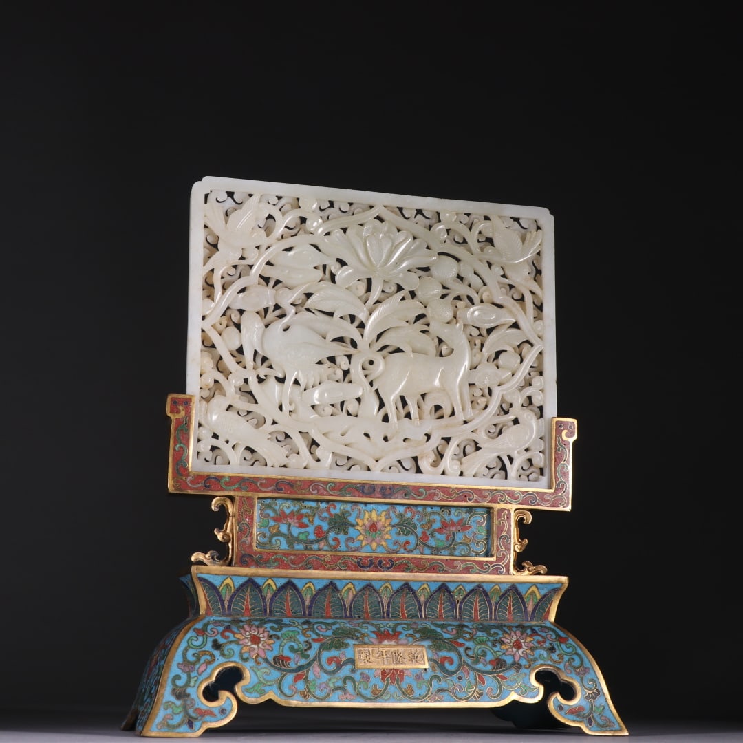 A piece of Hetian jade crane deer from the Qing Dynasty is inserted in the same spring: The Hetian jade crane deer of the Qing Dynasty was inserted in the same spring Size:H:22.8cmW:18.8cmW:1.210kg (The Dimensions Of All Batches Are Manually Measured.If You Need More Detailed Information