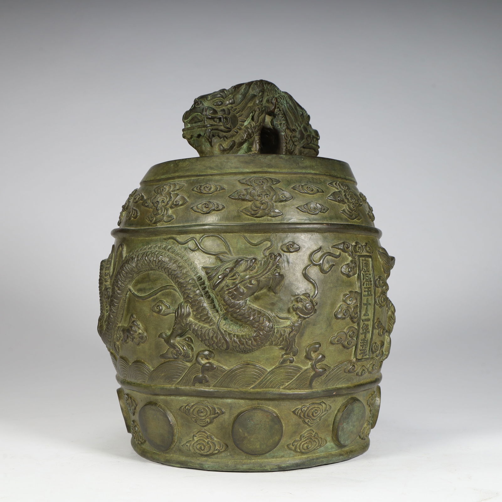 A Qing Dynasty Kangxi bronze tired cloud dragon pattern chime: Qing Dynasty Kangxi bronze tire cloud dragon pattern chime Size:H:26cmL: 21cmW:21cmW:12.7kg (The Dimensions Of All Batches Are Manually Measured.If You Need More Detailed Information, Please Contact O