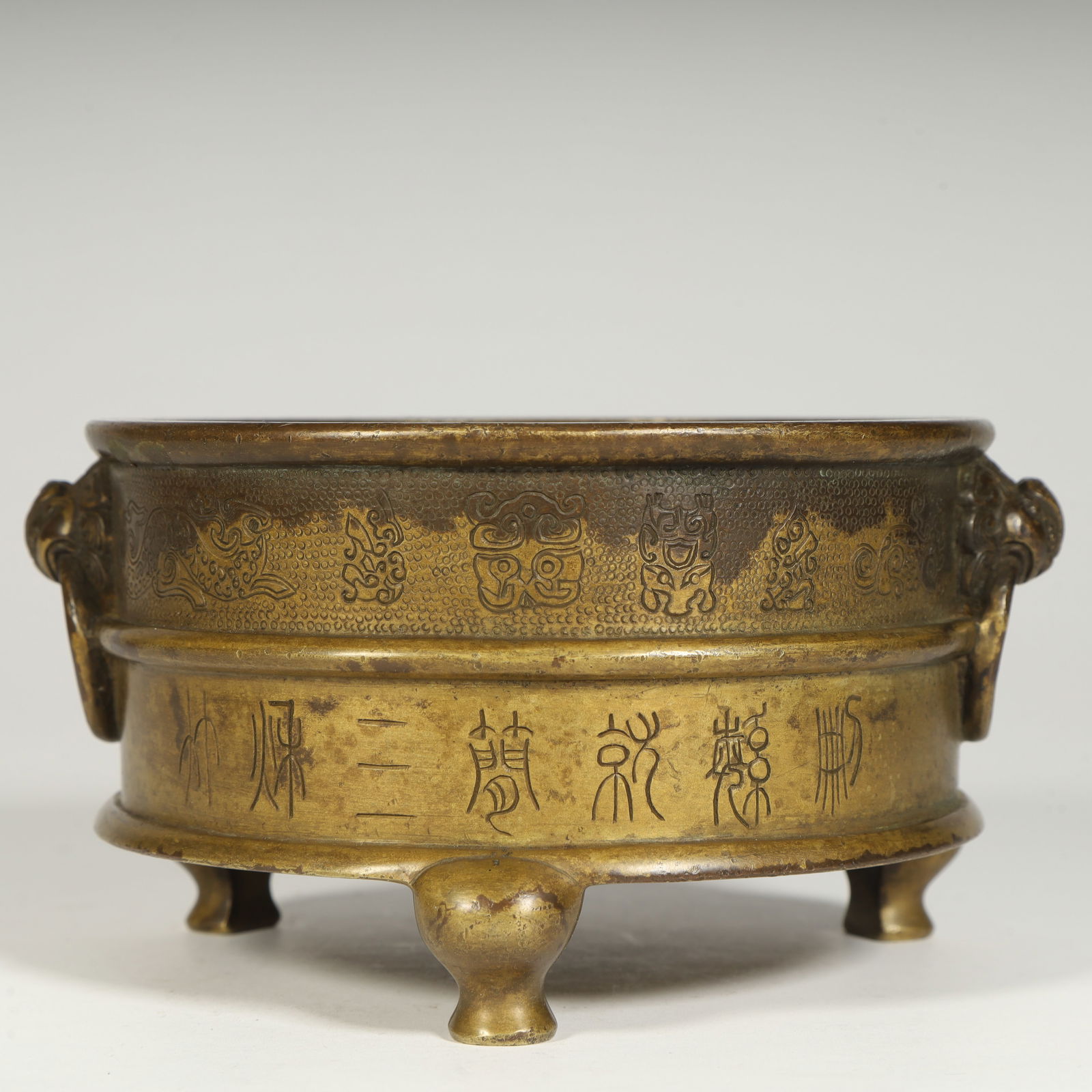 One copy of the Qing Dynasty imitation of the Han Dynasty animal ears three-legged copper wash: The Qing Dynasty imitated the three-legged copper wash of animal ears in the Han Dynasty Size:H:7.5cmL: 14.5cmW:13cmW:1316g (The Dimensions Of All Batches Are Manually Measured.If You Need More Detail