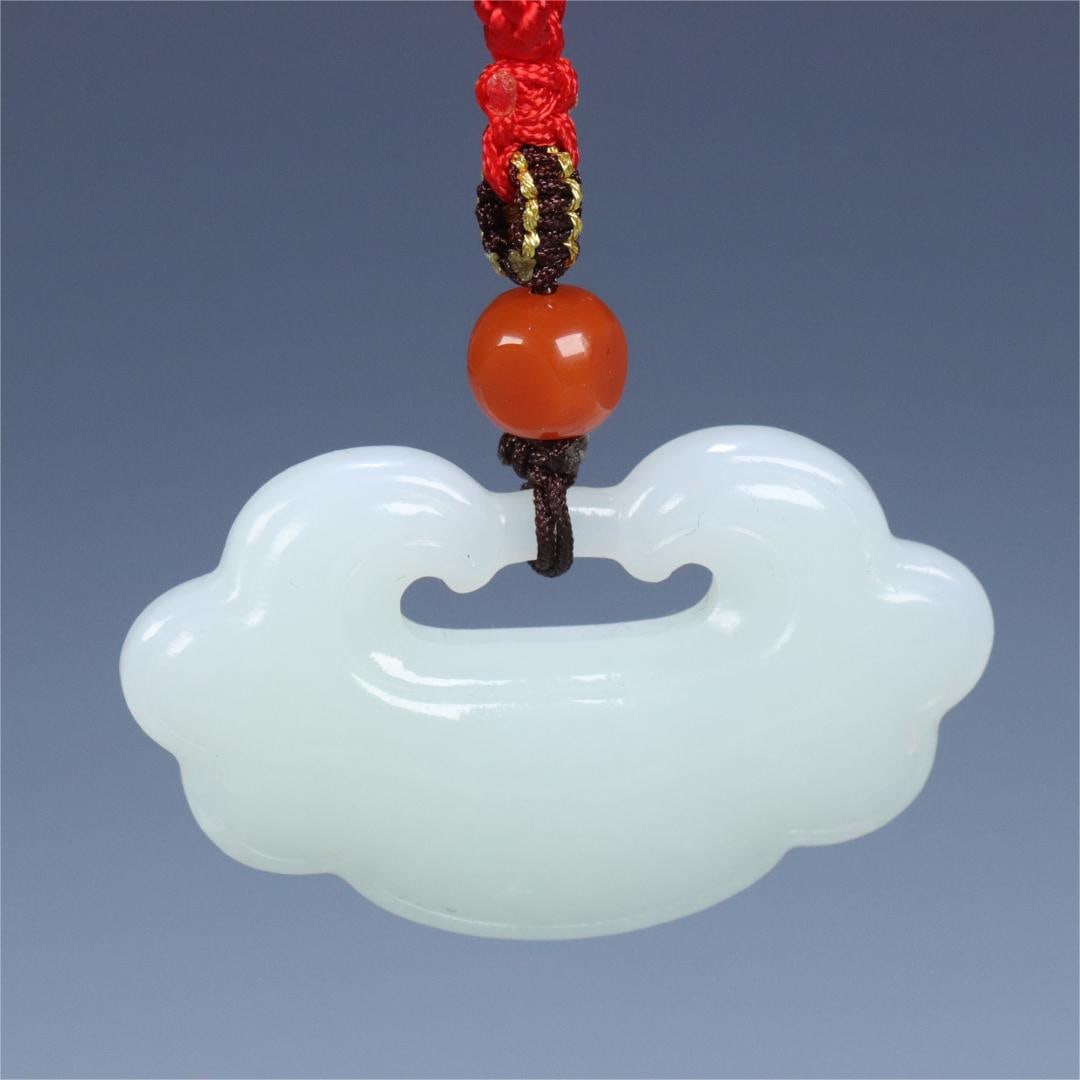 A beautiful Hetian jade safety lock pendant: Exquisite Hetian jade safety lock pendant Size:4.82.80.9cmW:0.023kg (The Dimensions Of All Batches Are Manually Measured.If You Need More Detailed Information, Please Contact Our Customer Service Befo