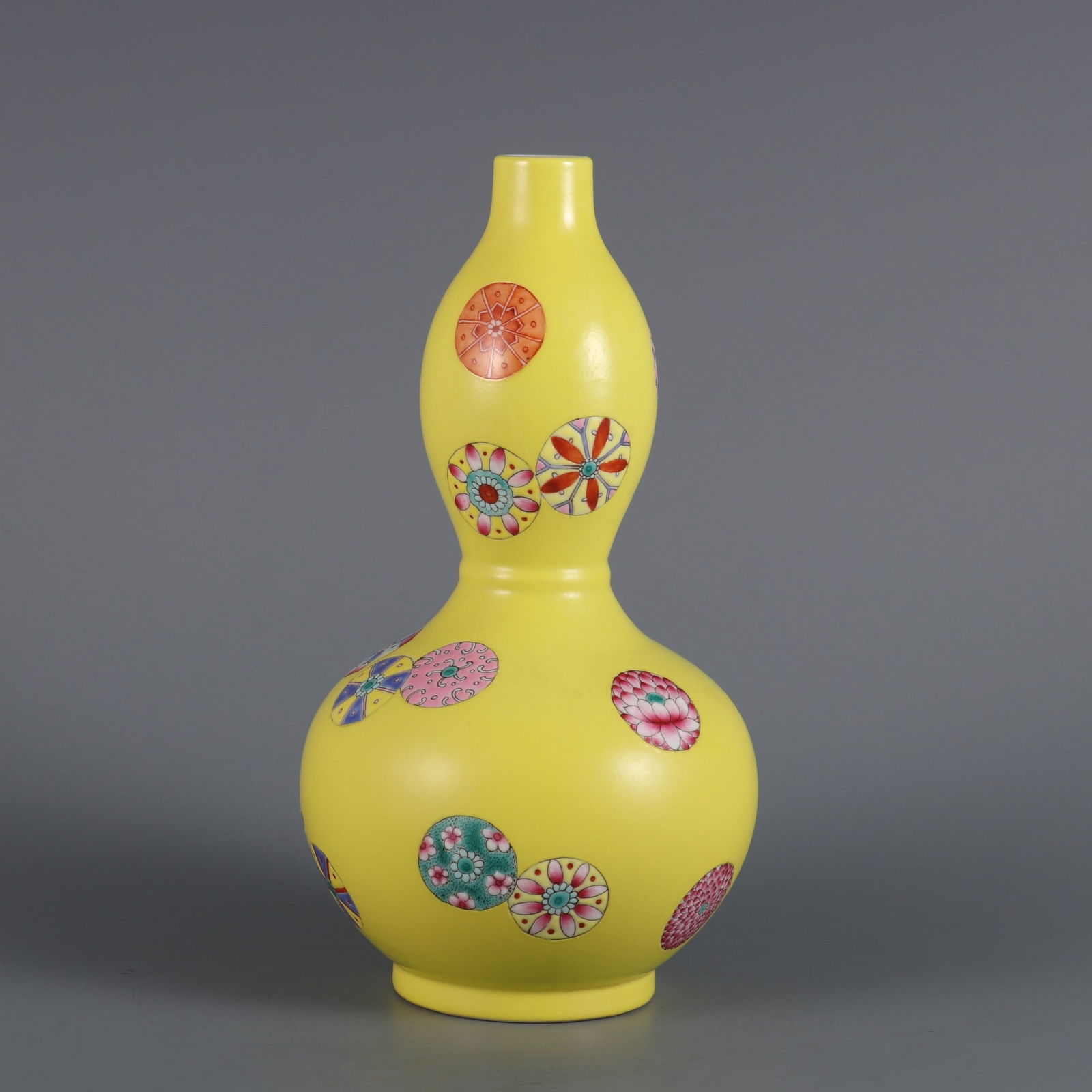 A gourd bottle with a yellow pastel leather ball pattern made in the Qianlong period of the Qing (1 of 9)