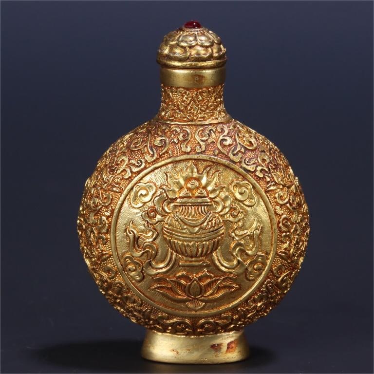 A copper-gilt entwined flower eight-treasure pattern snuff bottle made in the Qianlong era: Qianlong year copper gilt entwined flower eight treasure pattern snuff bottle Size:7.85.43.06cmW:0.120kg (The Dimensions Of All Batches Are Manually Measured.If You Need More Detailed Information, Ple