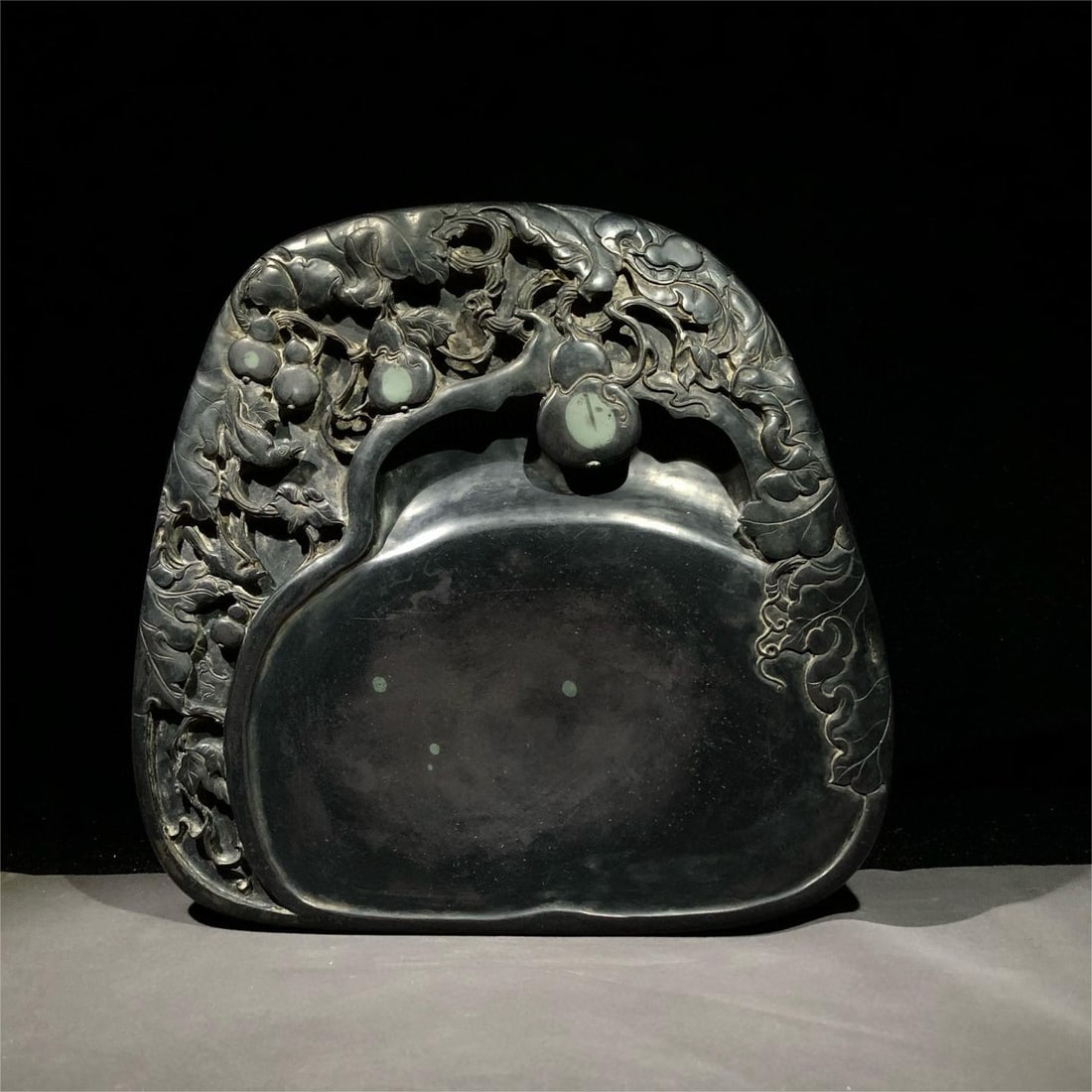 A high-end Fulu inkstone: The high-level Fulu inkstone gourd means that Fulu carving is fine and flexible, the material selection is high-quality, the natural green stone eye texture is delicate, the back of the inkstone is mu
